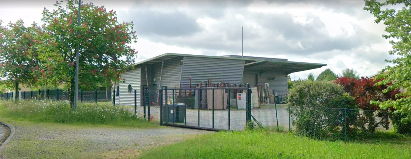 10 minutes de Limoges, cause retraite, vend fonds de commerce d’une entreprise de gravure, créations funéraires et décoratives, marbrerie, miroiterie.
Entreprise implantée depuis 29 ans, très bonne notoriété avec une clientèle majoritairement de professionnels.
Une  salariée pour l’administratif qui ne restera pas à la reprise.
Site internet créé depuis 25 ans et mise à jour régulièrement avec un bon référencement.
artstyl.fr
CA HT 2023 : 165 000€
CA HT 2024 : 146 000€, sans aucun endettement.
Entreprise très bien équipée avec tout le matériel nécessaire, véhicule et le tout entretenu, aucun autre investissement matériel à prévoir.
Local professionnel de 240 m² sur un terrain clôturé de près de  2 500 m², possibilité de vendre l’ensemble.
Accompagnement et formation possible sur une durée à définir.
Prix du fonds de commerce : 125 000€, étudierait toute proposition sérieuse. 

DIAGNOSTIC TRANSMISSION ET ÉVALUATION RÉALISÉS