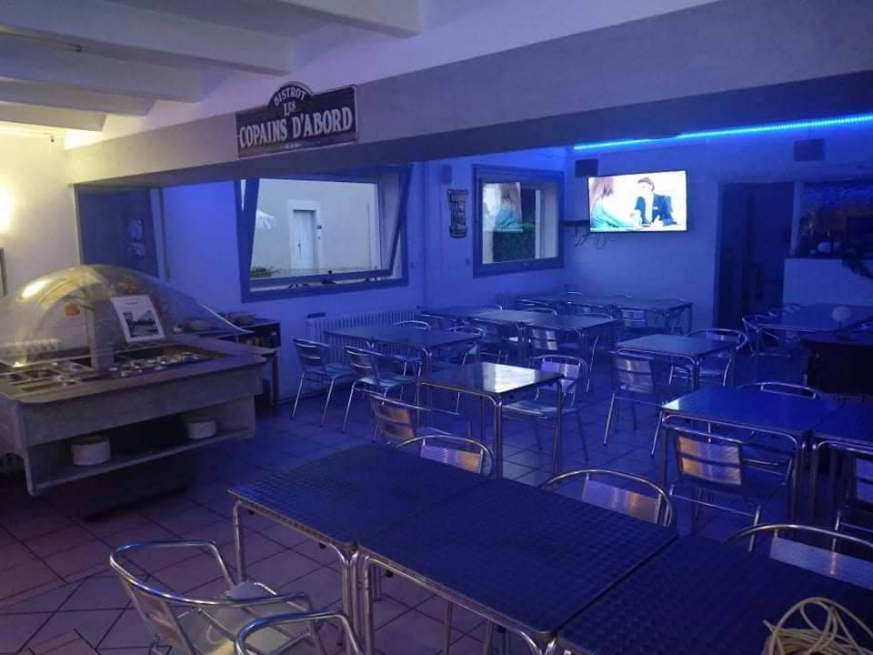 Sympathique et unique bar restaurant capacité :80 couverts + 20 en terrasse l été ...salle de réunion ...au centre de Mazières en Gâtine. ..passage routiers..
