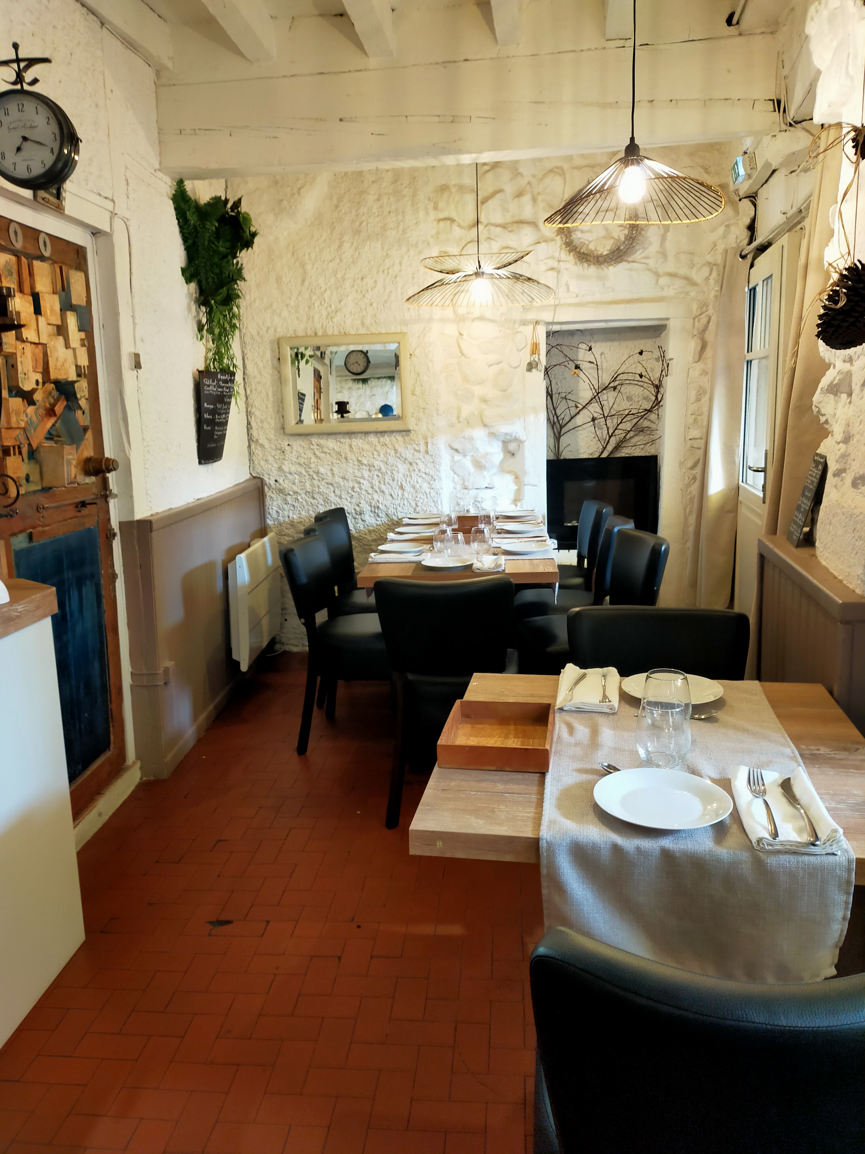 A vendre petit restaurant dans une ruelle piétonne du vieux St Galmier, pays de la Badoit. Capacité actuelle de 20 places plus possibilité de quelques tables dans la ruelle en été. Lieux atypique, plein de charme. 
Carre buffet, fonctionne actuellement en buffet dégustation mais peut être aménagé autrement. 
Faible loyer, dépendance à l'étage. 
Établissement pouvant être tenu par un couple, avec potentiel développement.