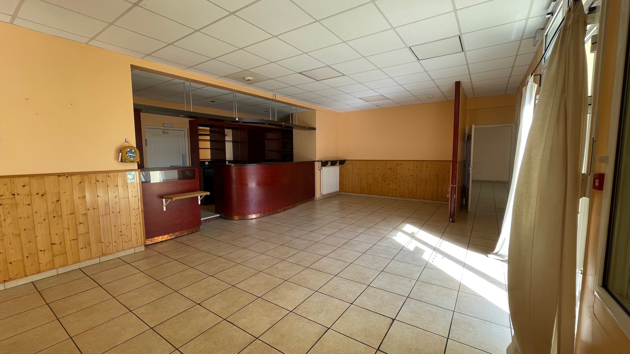 Ancien restaurant dans un bâtiment de 2006 dans le charmant village de Brignac aux portes de la Foret de Brocéliande.
Surface totale : 227m2
Salle : 100m2
Salle de café avec licence IV
Cuisine pro aménagée et équipée (chambre froide, lave vaisselle, piano etc...)
Loyer de 300 euros ht par mois la première année, à définir par la suite.
Fibre
DPE 
Chauffage au gaz