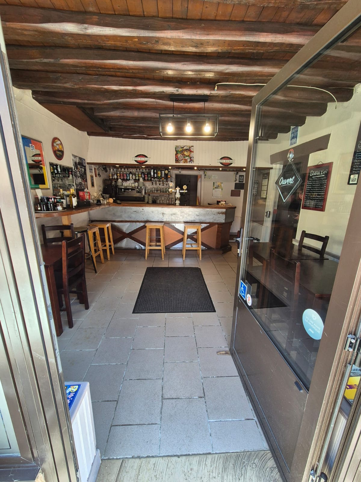 Fond de commerce BAR - RESTAURANT à vendre à Glos la Ferriere dans l’Orne. A 10 min de L’aigle. Axe l’aigle - Lisieux/Deauville
Belle salle de restaurant, 40 places assises, WC, cuisine, plonge, chambre froide, une grande arrière cuisine, une salle de bar, une cave , une cour et une réserve. 
Bail 3/6/9. Loyer 480 euros/mois
