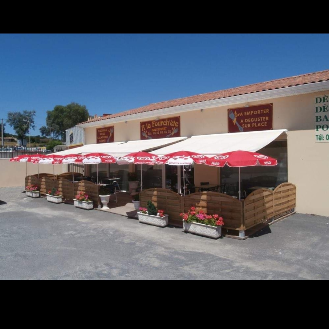 🍽️ À VENDRE – Restaurant avec fort potentiel – Charente-Maritime
Restaurant idéalement situé en Charente-Maritime, sur axe très passant (environ 5 000 véhicules/jour), à l’entrée/sortie du village, sur un rond-point, garantissant une excellente visibilité.
Caractéristiques :
Cuisine ouverte, fonctionnelle
Salle intérieure : 30 couverts
Terrasse orientation plein sud : 30 couverts
Parking privé, clos et attenant
Emplacement stratégique et recherché
Atouts majeurs :
Visibilité exceptionnelle
Accès facile, arrêt rapide possible
Clientèle locale + flux de passage
Fort potentiel de développement (horaires, concept, activité saisonnière, etc.)
Vente pour raison de santé.
Possibilité de vente en local vide, selon projet.
Affaire idéale pour un couple ou un professionnel souhaitant s’installer dans un cadre agréable avec une base saine et évolutive. 
Mail Renseignements et visites sur demande. rbaeye@aol.com