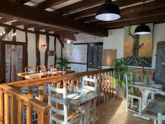 Fond de commerce. Autre type de restauration possible.
Emplacement stratégique à la porte du coeur de ville.
Plusieurs grands parkings à proximité.
Environnement de travail idéal et une qualité de vie parfaite avec un appartement de 5 pièces inclus dans le loyer.
Cuisine ouverte dès l'entrée avec la salle du bar donnant directement sur la terrasse abritée coté jardin de 60 places.
A l'intérieur 2 salles pour 60 couverts au total.
1 terrasse devant l'établissement de 60 places environ.(Avec droit de terrasse).
1 autre grand espace entretenu, non exploité à ce jour, situé le long de la méridienne à vélo, idéal pour accueillir les cyclos et randonneurs.(label accueil vélo en cours).
Loyer 12 000 euros annuel
Pas de personnel à reprendre.