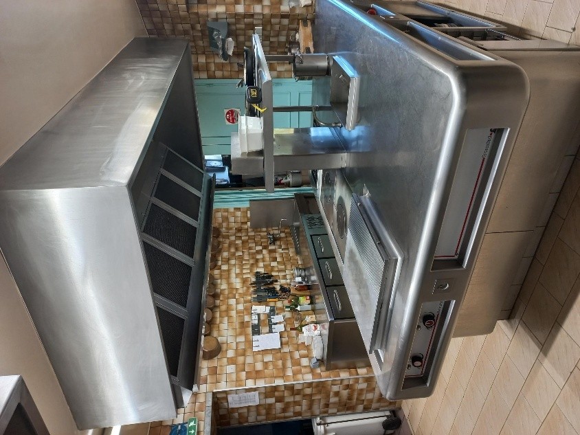 A cheval sur les départements de la Loire et du Rhône, Le Cergne est une commune de 620 habitants située dans un environnement rural et de moyenne montagne, mais à proximité de villes plus importantes telles que Cours-la-Ville, Charlieu, Thizy-les-Bourgs, Chauffailles ou encore Roanne. 
Au cœur du village et en bordure d’un croisement de deux routes départementales le « Bel ’Vue » un hôtel restaurant est tenu depuis 35 ans par un couple. 
Actuellement en recherche de repreneurs pour cause de départ à la retraite, les propriétaires gérants vendent le fonds de commerce qui peut être le cas échéant associé à la vente des murs. Dans ce cadre, les gérants, la communauté de communes et la commune s’associent afin de trouver un repreneur. 

D’accès facile, en plein cœur de bourg et jouissant d’une très bonne visibilité, le local dispose d’une importante superficie étalée sur 4 niveaux : 
-sous-sol : un grand espace à usage technique et de stockage (vestiaire du personnel, chambre froide, ...) + appartement des gérants de 100m2
-RdC (entrée principale) : accueil, salle de restaurant pouvant accueillir jusqu’à 80 personnes agrémentée d’une terrasse, salon, bar, cuisine
-1er étage : chambres d’hôtel
-2eme étage : chambres d’hôtel
Les extérieurs sont composés d’une grande terrasse, d’un parking sécurisé, et d’un jardin pour une superficie totale de 4000m2 (en partie inutilisables du fait du dénivelé). 

Concernant les horaires d’ouvertures pratiqués, le restaurant est fermé le vendredi, le dimanche soir et le lundi midi. 
L’activité est concentrée les lundis, mardi, mercredi et jeudi pour l’hôtel. Les week-ends et dimanches midis sont les jours les plus importants pour le restaurant.  
La clientèle se compose principalement de personnes en visite ou travaillant dans les grandes entreprises industrielles du secteur (Malerba, Plasse, Altrad, ...) et de personnes des alentours souhaitant profiter d’une cuisine qualitative le week-end. Des marcheurs parcourant notamment le chemin de St-Jacques-de-Compostelle et les motards ou voiture de collection en itinérance font également partie du panel de clients types. 
Un service traiteur de repas à emporter est également proposé. 
Cette fréquentation variée permet à l’entreprise d’avoir une activité plutôt régulière sur l’ensemble de l’année, le mois d’août étant toutefois le moins fréquenté. 

L’établissement est référencé aux Logis de France et classé 3 étoiles. 

A ce jour quatre salariés composent l’équipe en plus des deux gérants : 
-une femme de chambre (15h)
-une femme à tout faire (repassage, chambre, ...) (35h)
-une serveuse (35h)
-un pâtissier (30h)

Le poste de chef de cuisine est occupé par le gérant et sa compagne s’occupe principalement de l’accueil et du service. 
Le chiffre d’affaire se partage entre l’hôtel (130 000€) et le restaurant (480 000€). 
L’activité a été volontairement réduite ces dernières années par les gérants afin de préparer leur départ à la retraite. L’entreprise a connu par le passé jusqu’à 14 salariés et un chiffre d’affaire de 790 000€. 

Les établissement similaires et concurrents à proximité se situent à Charlieu (Le Relais de l’abbaye) à Thizy-les-Bourgs (Le Clos Fleuri). 

Le fonds de commerce est à vendre au prix de 220 000€. 
Le fonds peut être complété par l’achat des murs qui sont proposés au prix de 590 000€. 
Dans le cas où les murs ne seraient pas achetés, le loyer a été estimé et fixé au prix de 4000€ par mois. L’appartement est loué 700€. 
Dans l’ensemble des cas de figure possibles, les gérants actuels se portent volontaires pour accompagner les repreneurs dans le lancement de leur activité.