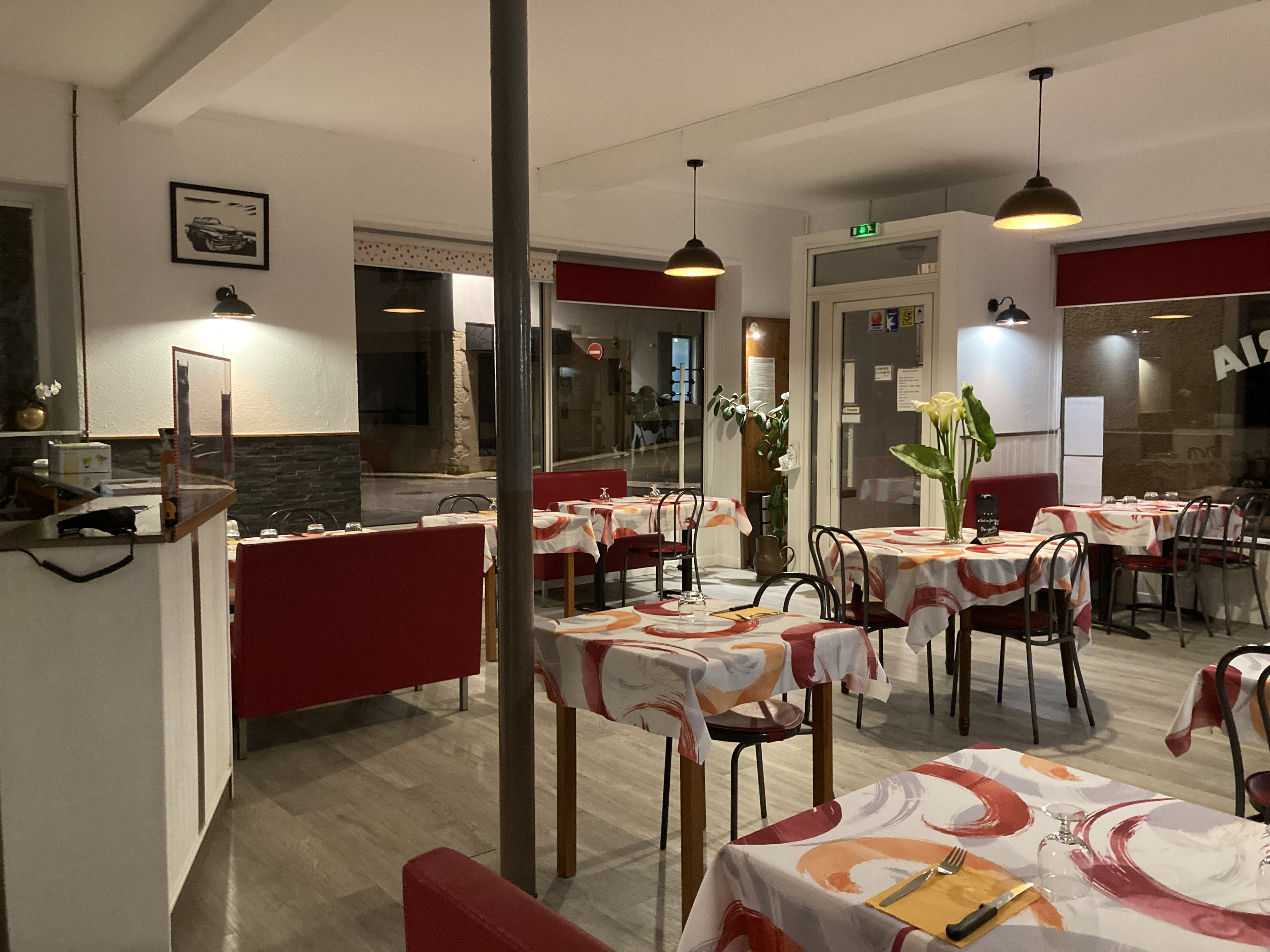 Fond de commerce restaurant pizzeria très bien situé centre ville fréquenté , clientèle particuliers et entreprises . 
Surface 170m comprenant 2 salles 
Salle 1 : 35 couverts 
Salle 2:  25 couverts 
Patio extérieur : 12 couverts 
Réserve , cuisine pro , dépendance 

Loyer mensuel 800€ 

A découvrir d urgence. Affaire à saisir
Premier contact par mail
