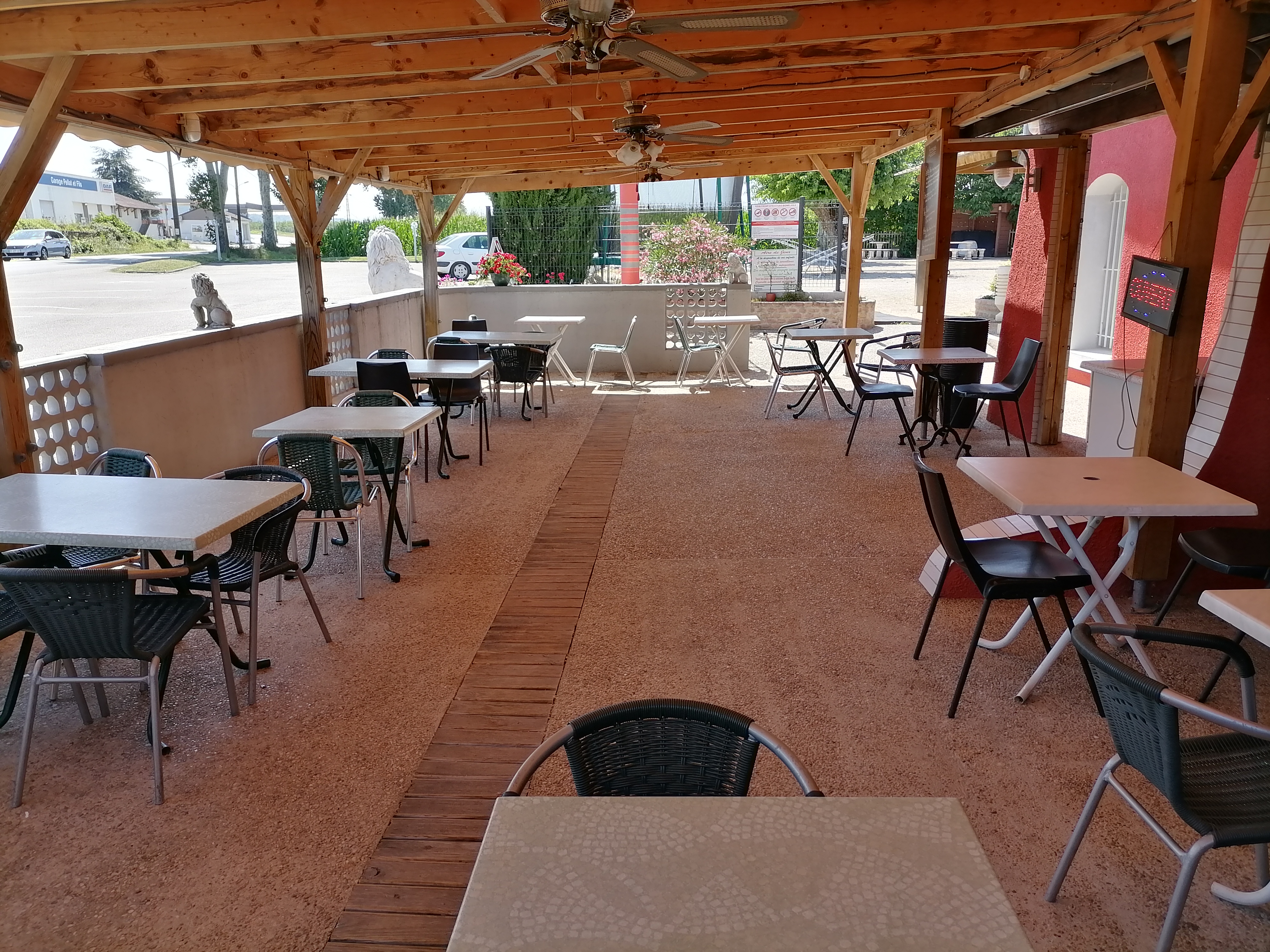 A vendre Fond de commerce restaurant, pizzeria, pâtisserie idéalement situé en bord de route départementale Grenoble valence d’une superficie totale de 300 m², composé :
d’une partie restaurant de 200 m² (réserve, cuisine, bar, salle restaurant climatisée à l’étage de 60 couverts , coin pizza avec four à bois , wc , plonge) d’un appartement attenant de 105 m² comprenant 3 chambres + garage
Le restaurant bénéficie aussi de 2 terrasses abritées de 30 et 50 couverts ainsi qu’un terrain attenant de 1000m² faisant office d’air de jeux avec 2 grands trampolines + 2 structures gonflables parking en bord de route de 700 m² loyer mensuel 1540 euros