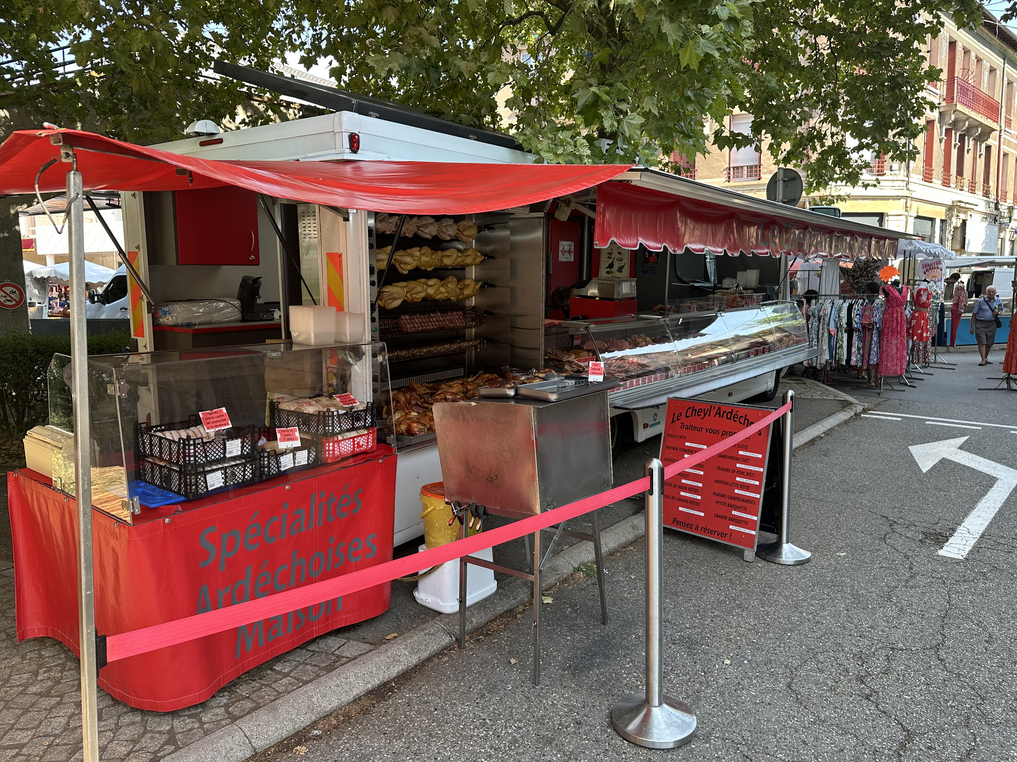 Vends fond de Charcuterie traiteur rôtisserie ambulant
Sur marches d Ardèche 5 jours par semaine 
Mardi lamastre
Mercredi privas
Jeudi St Martin de valamas
Vendredi la Voulte sur Rhône 
Samedi privas
Très bon chiffre d affaire excellent bic
Clientèle fidèle bonne notoriété 
Laboratoire au normes d hygiène et prêt à travailler matériel neuf. Grande salle pour réceptions ou restauration panneaux solaires pour économie d énergie 6 semaines de vacances 2 jours de repos par semaine dimanche et lundi 
Possibilité d acheter les murs