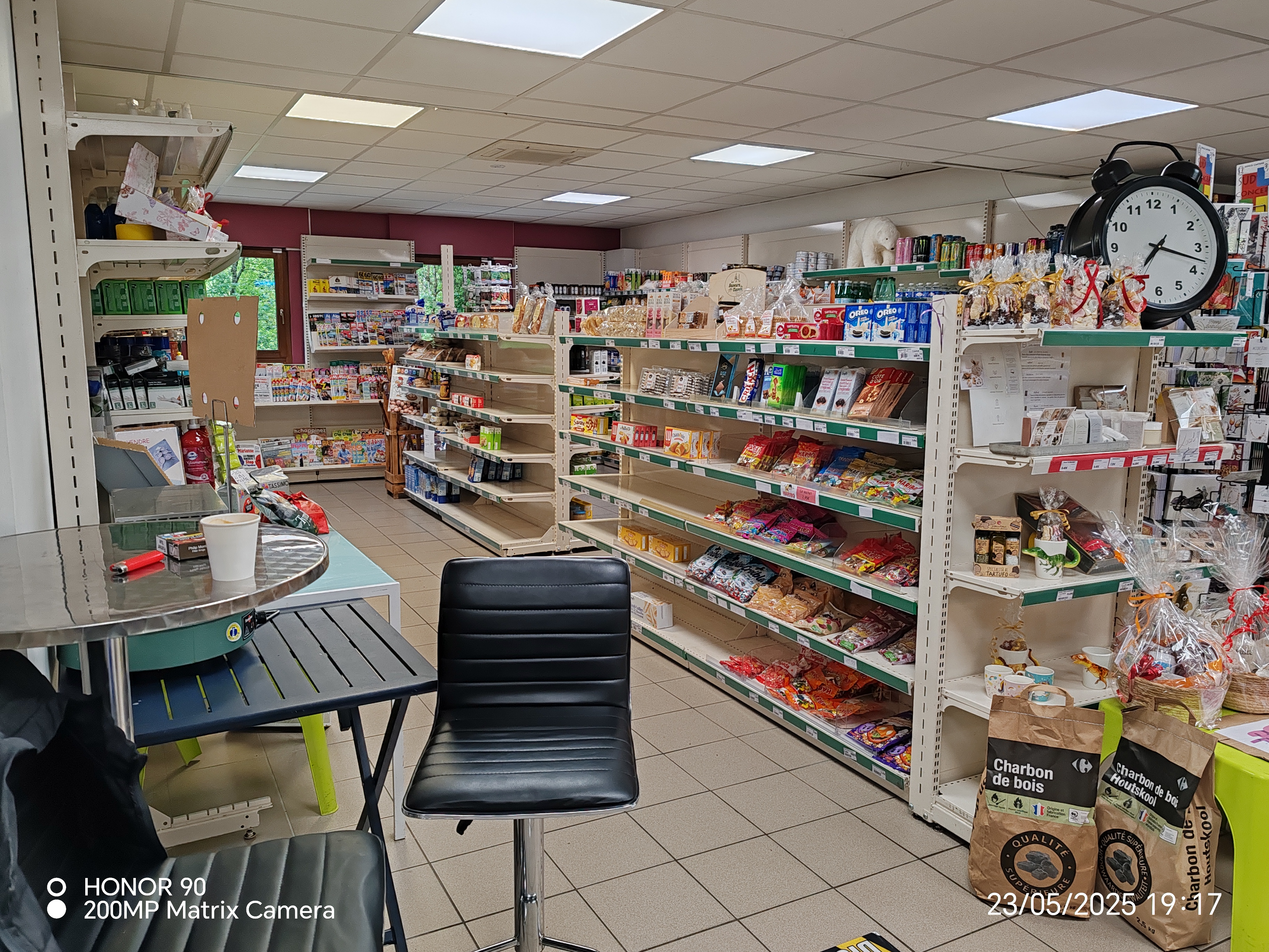 A vendre, dans un charmant village, situé  au cœur de la Chartreuse, un commerce de tabac, FDJ, presse, épicerie de 150 m2, point relais pour les colis. 
On propose aussi du fromage et de la charcuterie à la coupe et d'autres produits de producteurs locaux.
Une boulangerie, un salon de coiffure, un bar restaurant nous accompagnent aussi comme autres commerces du village.
Parking pour le magasin et grand parking à côté de l'école, de l'autre côté de la route.
Un logement T4 est attenant au magasin, avec un jardin, un garage et un local.
Travail à l'année, idéale avec une famille.
Ecole, Mairie, pompier à proximité.

Venez le découvrir, les montagnes ça vous gagnent !!