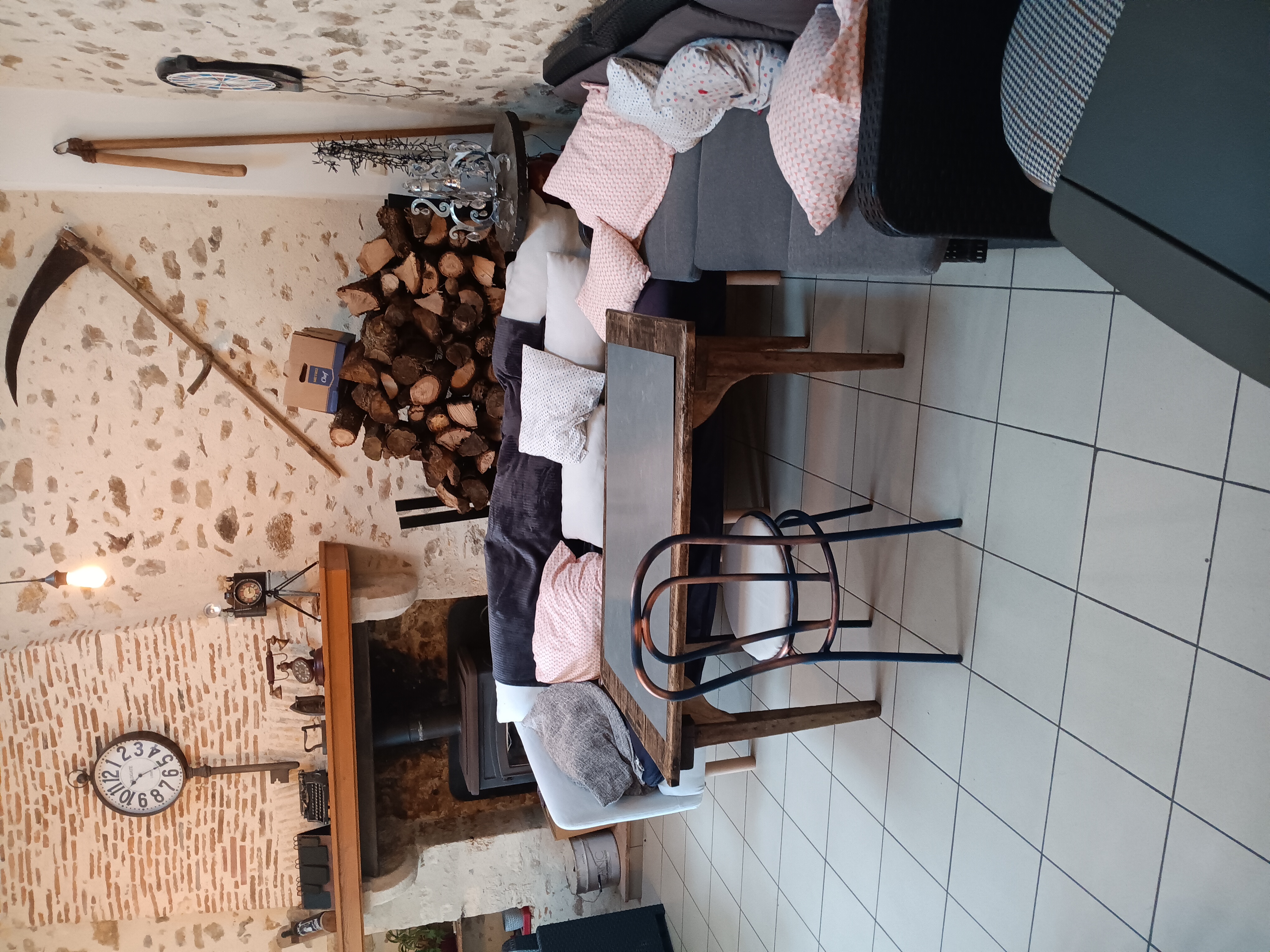 A vendre cause retraite, un fonds de commerce bar-restaurant-multiservices situé dans le charmant village de Millac (86) au bord de la vienne, proche de 2 villes de 1200 habitants avec toutes commodités et à 1 heure de Poitiers, Angoulême et Limoges.

DESCRIPTIF :

L'établissement a été complétement refait en 2020 . Vous pourrez donc vous installer dans un local parfaitement adapté . Celui-ci est composé d'une salle de restaurant de 40m², d'un bar rénové de 46 m², terrasse  et d'un espace épicerie de 17m².
La cuisine a été créée en 2017 et du matériel neuf à été installé, l'espace avec la réserve fait 17 m².
il n'y a donc ni travaux ni investissement à prévoir.
Les murs appartiennent à la mairie avec un loyer trés modique de 192.00 euros par mois.
Vous avez la possibilité de louer un appartement de 120 m² en parfait état situé au dessus du restaurant.
Le chiffre d'affaire est stable avec possibilité d'évolution.
Le prix du fond est fixé à 30000 euros avec le matériel