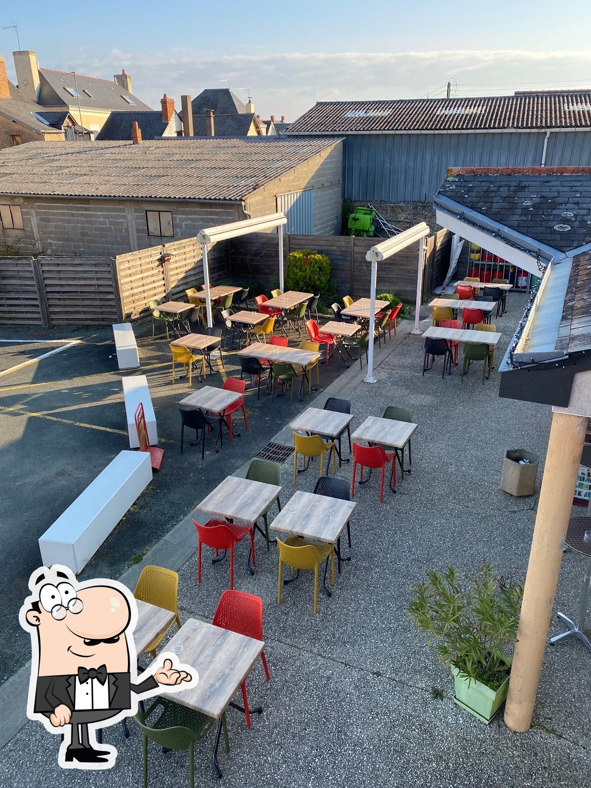 BAR RESTAURANT, AVEC LICENCE 4, DEBIT DE TABAC ET FRANÇAISE DES JEUX, situé sur la commune de Champ sur Layon, au cœur d’une commune dynamique d'environ 1000 habitants. La commune est située au cœur des Coteaux du Layon, cela confère au bar/restaurant une position stratégique et une grande visibilité du monde agricole et artisanal.
Une boulangerie, un salon de coiffure, et un garage sont aussi implanté autour.
Situé au cœur de la commune, cet établissement est une opportunité en l'absence de concurrence. Il est un pôle essentiel de la commune, par le développement d’autres services et la création d’animations. 
Ideal pour un couple, un logement est mis à votre disposition à l’étage
Au rez-de-chaussée, vous aurez à votre disposition une salle pouvant accueillir jusqu’à 50 couverts donnant sur une très belle terrasse pouvant acceuillir + 50 couverts en été. 
La cuisine est installée et aux normes. Une grande réserve est attenante à la structure.
A l’étage, le logement (inclus dans le bail) se compose de 3 chambres, d’une salle de bain, une pièce de vie et cuisine séparée aménagée et équipée avec arrière cuisine. Le tout avec balcon. 
Vous disposerez de 80 m2 d’habitation et de 235 m2 pour le commerce.
La volonté de la commune est que cet établissement soit en place très rapidement. La restauration et le bar étant des activités importantes pour ce projet, nous valorisons les expériences en restauration. Nous recherchons avant tout des personnalités garantissant la convivialité du lieu, capables de coconstruire les services de proximité répondant aux besoins identifiés en lien avec la commune, en adhésion avec ses valeurs. Des qualités de gérant, de commerçant ainsi qu’une réelle volonté d’entreprendre sont clés pour ce poste. Le loyer est de 8776,20€ annuel, hors droits, taxes et charges (bail commercial licence 4+ Tabac +FDJ +logement).
Le cout du bail,  9 ans (du 01/10/2023 au 30/09/2032) chez le notaire sera aussi à votre charge (environ 400€).

Profil recherché :

.Vous souhaitez vous engager en faveur de la ruralité
.Vous justifiez d’une expérience significative dans le secteur de la restauration et maitrisez les techniques culinaires essentielles, ainsi que les normes d’hygiène et de sécurité
.Une carte simple en favorisant le « fait maison »
. Vous êtes disponible et prêt à vous engager dans une démarche entrepreneuriale afin que le projet prenne corps au sein du village
. Vous avez des bases solides en gestion et faites preuve de rigueur et d’organisation
.Vous êtes fédérateur et maîtrisez les outils de communication
.Vous êtes motivé, sérieux, adaptable, proactif
.Vous savez gérer des situations difficiles en gardant votre sang-froid
. Vous remplissez les conditions liées à l’octroi d’une licence de débit de boissons (licence IV), du débit de tabac et de la française des jeux.