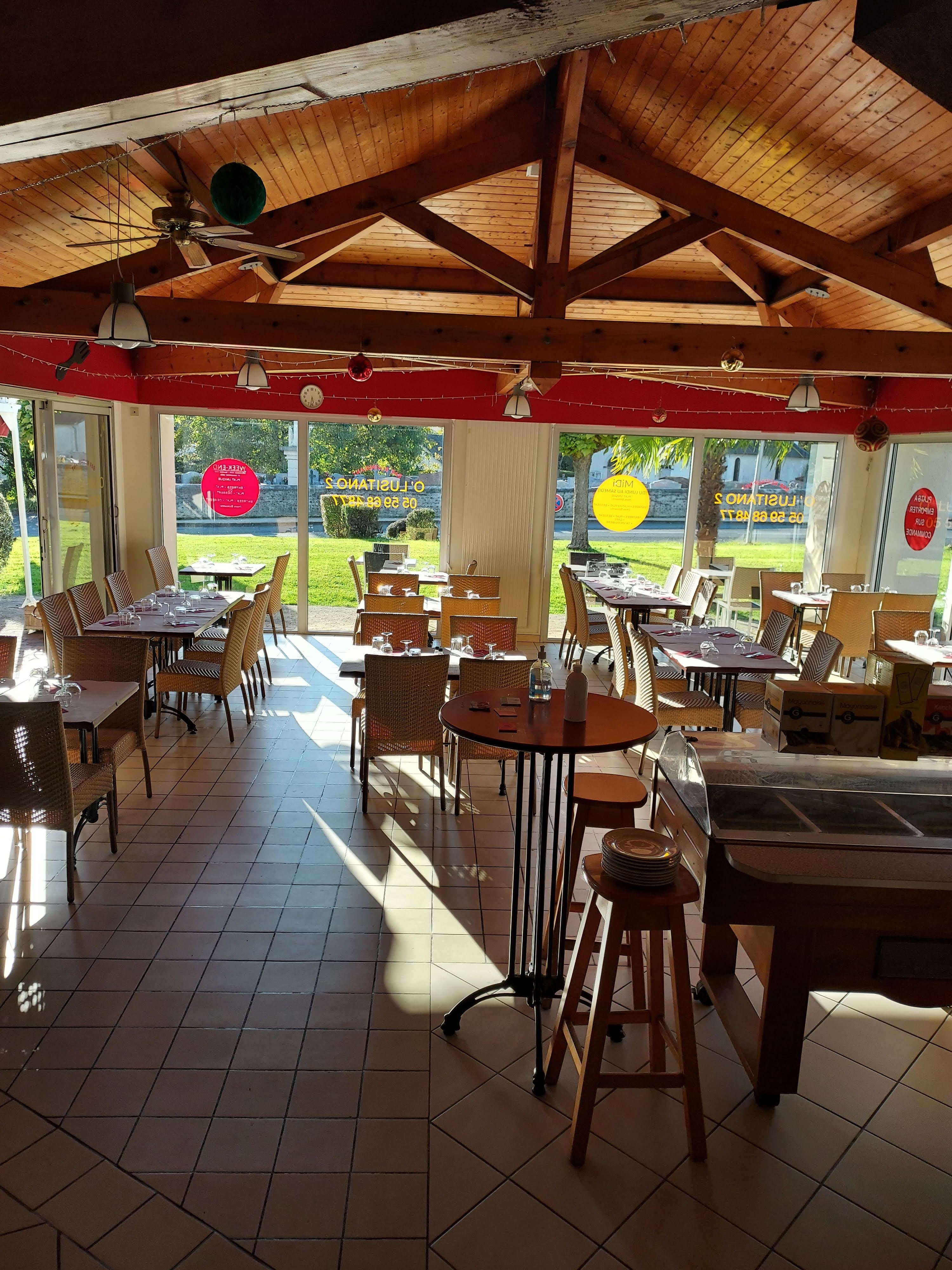 À VENDRE – MURS ET FONDS DE COMMERCE – LICENCE IV

Emplacement exceptionnel à Poey-de-Lescar, au cœur du village et du centre commercial.

Établissement exploité avec succès depuis plus de 8 ans, bénéficiant d’une clientèle fidèle et d’une excellente visibilité.

Le local développe une surface de 164 m² avec une capacité de 70 places assises en intérieur, complétée par une terrasse offrant une vue imprenable sur les Pyrénées.

Aucun contrat fournisseur à reprendre.Aucun salarié à reprendre.Licence IV incluse.

Affaire saine, clé en main, idéale pour un couple ou un professionnel souhaitant démarrer immédiatement sans contrainte.

Points forts :• Surface : 164 m²• 70 places assises + terrasse vue Pyrénées• Licence IV• Exploitation stable depuis plus de 8 ans• Emplacement premium : cœur de village + centre commercial• Excellente visibilité et accessibilité

Prix de vente murs et fonds : 238 000 €

Opportunité rare sur le secteur.

Renseignements et visites sur demande.