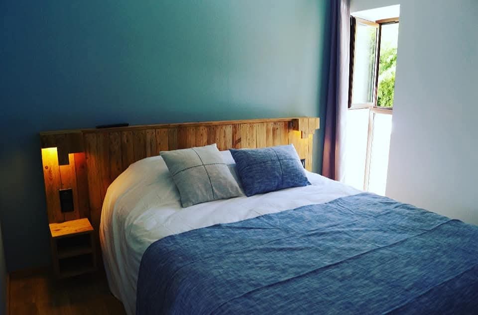 Situé au cœur de Saint-Martin-le-Redon, village paisible et touristique du Lot, nous cédons le fonds de commerce du "Loup Blanc". 

C’est l’opportunité parfaite pour un couple ou une famille cherchant à allier une activité de restauration rentable et une qualité de vie privilégiée.

💎 UNE AFFAIRE SAINE ET IMMÉDIATEMENT OPÉRATIONNELLE : L'établissement est logé dans une bâtisse bourgeoise du XVIIIème siècle de 330m², entièrement rénovée avec soin. Aucun travaux n'est à prévoir.

•	Capacité : 40 couverts en salle (charme des pierres et poutres) et 40 couverts en terrasse sur une place piétonne calme.
•	Équipement Pro : Cuisine de 40m² complète et parfaitement entretenue (Hotte révisée Janvier 2026).
•	Confort thermique : Pompes à Chaleur air/eau. Climatisation réversible, isolation haute performance et double vitrage pour des charges maîtrisées.

🚀 PROJET DE VIE ET POTENTIEL DE DÉVELOPPEMENT : En plus du restaurant, vous disposez d'un levier de croissance immédiat :
•	4 Chambres d'hôtes : Elles sont prêtes à l'emploi (salles d'eau privatives, sets de linge complets fournis) mais ne sont pas exploitées à ce jour.
•	Espace Bien-être : Une cour intérieure offre le potentiel pour installer un SPA ou un espace détente.
•	LICENCE IV : Incluse dans la cession.

🏠 UN LOGEMENT DE FONCTION PENSÉ POUR LA FAMILLE : Le bail inclut un appartement de 95m² à l'étage (2 chambres + 1  pièce pouvant faire office de bureau ou de chambre, salon, cuisine) disposant de sa propre terrasse privative. C'est le cadre idéal pour s'installer sereinement avec des enfants.

📍 ENVIRONNEMENT ET CHIFFRES :
•	Localisation : À 5 min du Château de Bonaguil (70 000 visiteurs/an), proximité des vignobles de Cahors et Golf 9 trous à 500m.
•	Chiffre d’Affaires moyen : > 310 000 € HT (croissance +10%/an).
•	EBE 28400€
•	Loyer exceptionnel : 1 200 € / mois CC (logement inclus), soit 4,6% du CA. (Bail incluant restaurant  : 800€/mois + logement de 95m² 400€/mois)
•	Masse salariale actuelle de 130 000 €. Le fonds est cédé sans personnel, offrant donc une grande flexibilité de gestion pour un couple ou une équipe familiale.

Prix de cession : 118 000 € (Vente directe propriétaire).