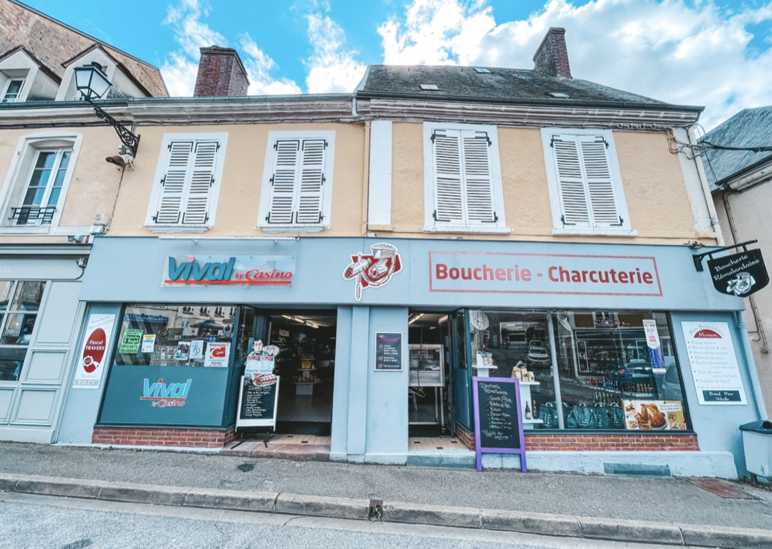 À VENDRE : Commerce boucherie, charcuterie, traiteur, épicerie et alimentation générale qui se situe au c?ur de la commune de Rémalard-en-Perche (61) Au rez de chaussé : Une grande surface de vente de 180m2 + 20m2 de laboratoires: un pour la boucherie et un pour la charcuterie + 2 chambres froides. Au sous sol : une grande réserve de 200m2 avec 2 chambres froides, toilettes et une cour de 50m2 environ accessible depuis la réserve. Dispose d'un monte-charge entre la réserve et le magasin. Au 1er étage : Appartement T3 de 60m2 refait à neuf avec une entrée indépendante, une cuisine équipée ouverte sur un séjour lumineux, sale de douche, toilettes et deux chambres lumineuses. Rémalard-en-Perche est une ancienne commune franc?aise, situe?e dans le de?partement de l'Orne (61) et inte?gre?e dans la communaute? de communes C?ur du Perche, e?quidistante d'environ 60km d'Alenc?on (a? l'ouest) et de Chartres (a? l'Est). Au c?ur de la re?gion naturelle du Perche, le tourisme s'est de?veloppe? dans la re?gion ses dernières années. 1600 habitant avec un fort potentiel. Le commerce se situe au c?ur du village sur la place, à proximité de boulangeries, fleuriste, bar tabac, coiffeurs, restaurant, hotel, ? Le fond de commerce est à vendre avec possibilité d'acheter les murs ou de les louer Fond de commerce : 120 000? Achat des murs (magasin+réserve+appartement): 130 000? OU Location du fond de commerce : 800?/mois / Location de l?appartement : 380?/mois Vous souhaitez vous lancer et continuer de faire vivre nos villages du Perche? Vous souhaitez plus d'informations? ... Appelez nous! 02 33 25 82 60 ou 06 70 73 30 76