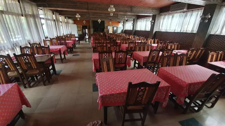 Ancien hôtel restaurant inoccupé depuis 2019. A proximité d’un axe reliant Nevers - Dijon ; Proximité de la cité muséale ; 

Restaurant : Salle de bar 32 m², petite salle de restaurant : 36 m², cuisine : 25 m², grande salle de restaurant : 132 m²
Hôtel : 21 chambres de 9 à 17 m² avec leur sanitaire parfois séparé.
Locaux annexes dont garages 200 m²

Le territoire compte des sites touristiques renommés : le lac des Settons (300 000 visiteurs), le Saut de Gouloux, site naturel qui attire environ 70 000 visiteurs / an, la Maison du parc (70 000 visiteurs), et le Grand Site de France de Bibracte (Celte)

Cet ancien hotel-restaurant est situé sur la commune de Château-Chinon campagne à proximité de Château-Chinon Ville, de la cité muséale et de l’axe « Nevers-Autun ». On recense comme curiosité touristique le site du Calvaire (panorama, chemin de randonnée…) et le projet « de la Terre au Ciel » : cheminez sur les sentiers de biodiversité en passant par l'Espace François Mitterrand, ils vous conduiront au Calvaire, futur site d'astronomie, plus près du ciel et des étoiles. 

Investissement ou travaux à prévoir (confort des chambres, isolation, chauffage, performance énergétique, distribution, accessibilité…).