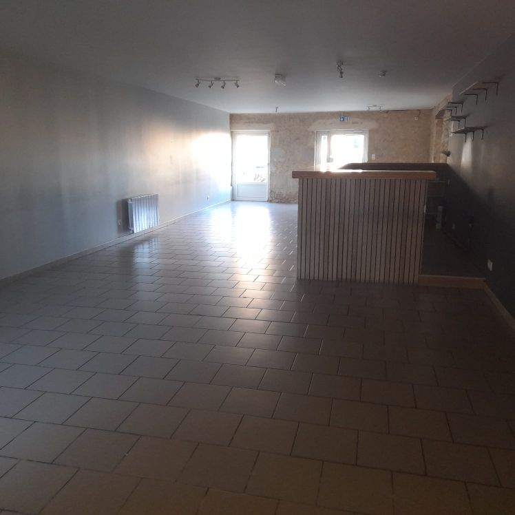 Location restaurant - bar- multiservices de village vide avec licence 4
Cuisine équipée de  :
- 2 armoires réfrigérées positives
- 1 armoire réfrigérée négative
- 1 hotte
- 2 tables inox
et rayonnages