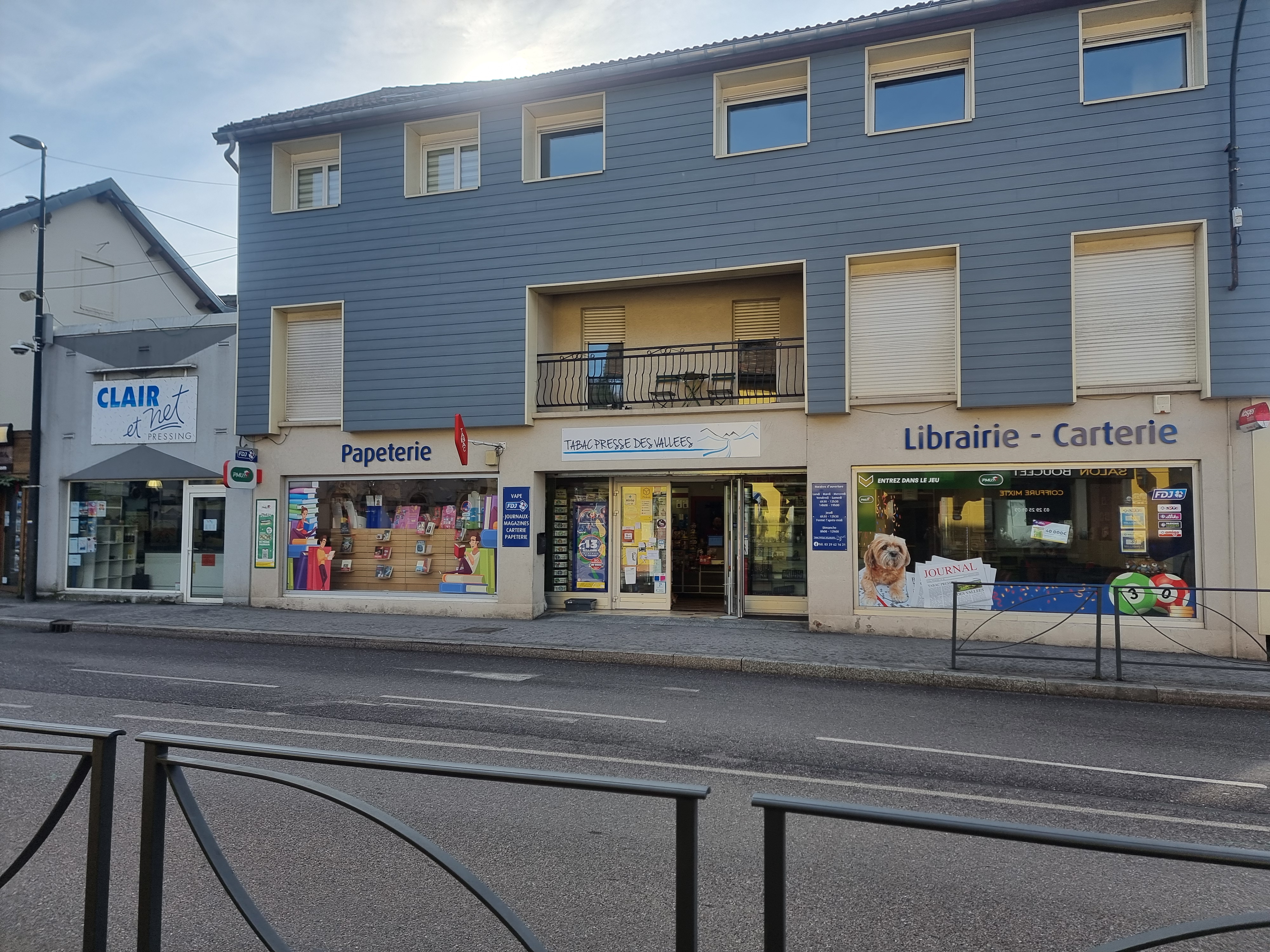 Situé au coeur d’une commune agréable des Hautes Vosges, ce commerce de proximité bénéficie d’un environnement calme et d’une clientèle fidèle.

L’établissement regroupe les activités de tabac, presse, FDJ Amigo PMU, café et librairie, offrant une activité diversifiée et stable.

Commerce dimensionné pour une personne accompagnée d’un employé à mi-temps,

Dossier et renseignements complémentaires sur demande.