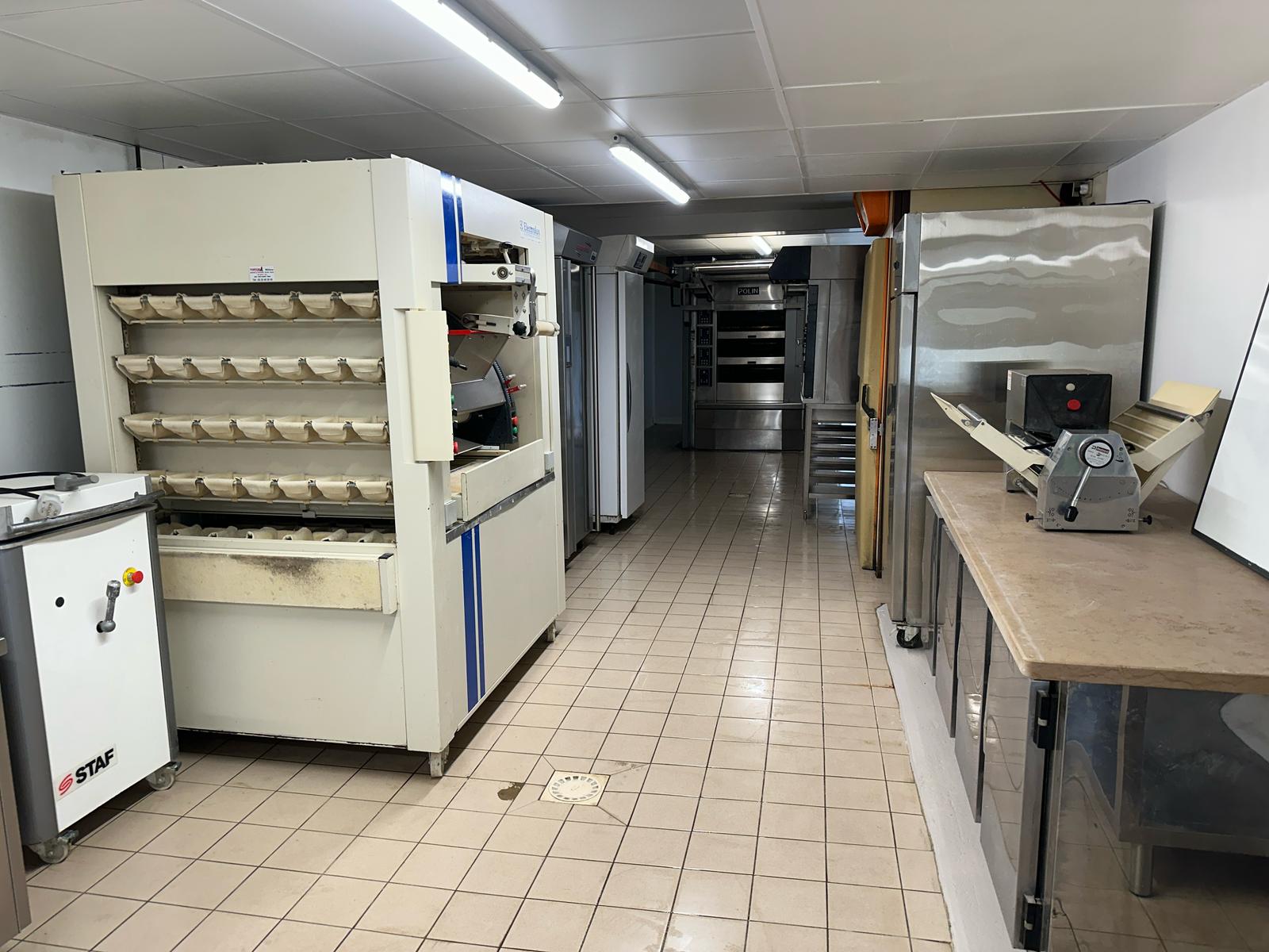 🥖 Boulangerie à reprendre en location-gérance
Commune dynamique de 650 habitants – opportunité à développer

Au cœur d’une commune rurale vivante et accueillante, la municipalité recherche un(e) professionnel(le) motivé(e) pour reprendre la boulangerie du village en location-gérance.

📍 Un commerce essentiel avec un fort potentiel
La boulangerie constitue un point de vie central pour les habitants. Elle bénéficie d’une clientèle locale fidèle, mais présente encore un réel potentiel de développement (gamme, horaires, offre snacking, tournées, dépôt dans communes voisines, etc.).

🏡 Un cadre de vie attractif
Commune d’environ 650 habitants (Bassin d’environ 1200 habitants)
Environnement calme et agréable
Forte attente et soutien de la population et de la municipalité
Qualité de vie idéale pour un projet familial

💼 Conditions de reprise
Location-gérance
Loyer : 800 € HT / mois (Fonds de commerce et logement inclus)
Logement sur place (fortement recommandé pour l’activité)
👩‍🍳👨‍🍳 Profil recherché
Couple ou professionnel prêt à s’investir durablement
Motivation, sens du service et envie de développer l’activité
Esprit d’initiative pour dynamiser le commerce
🚀 Une opportunité à saisir

Ce projet s’adresse à des personnes souhaitant s’ancrer dans un territoire, créer du lien et faire évoluer un commerce à fort potentiel, avec l’appui d’une commune engagée
