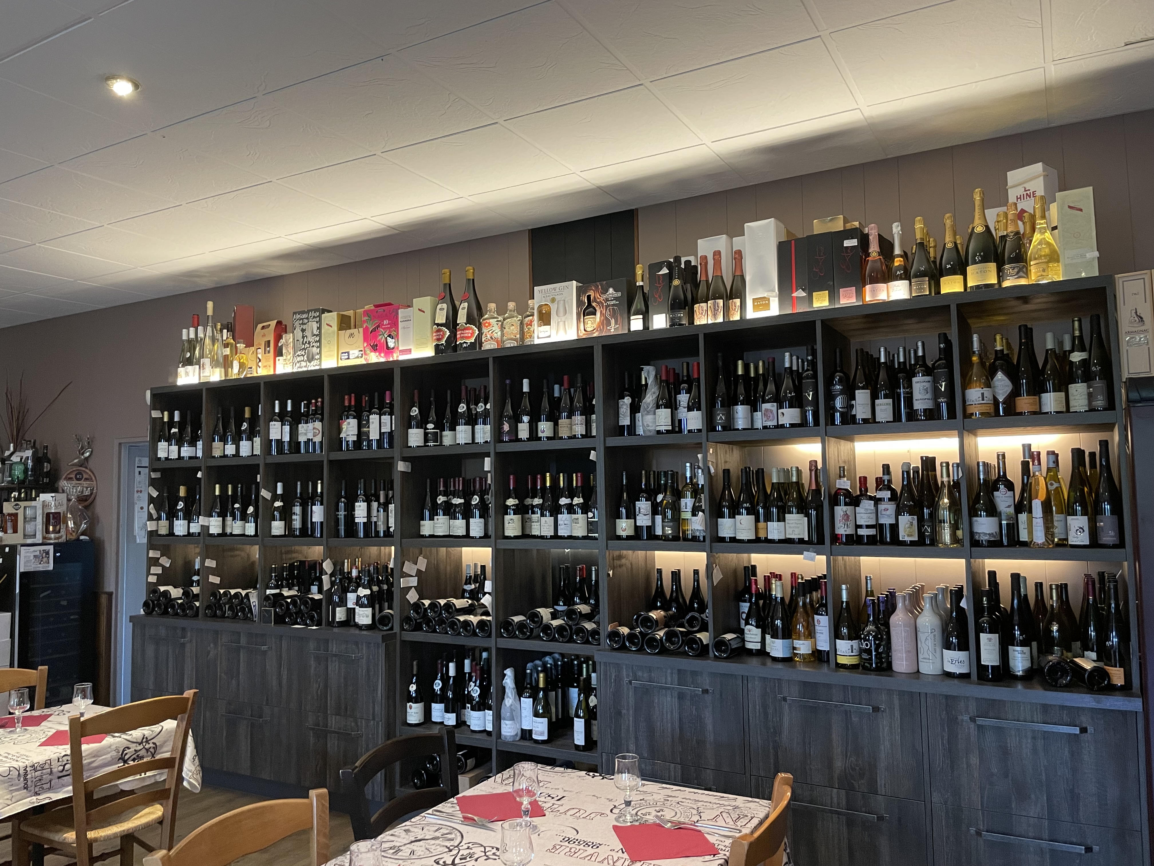 Restaurant traditionnel à They s montfort à 4 kms de la ville thermale Vittel avec toutes les commodités.. affaire saine  sans travaux à prévoir.. négociable dans la limite du raisonnable…murs et fond..
