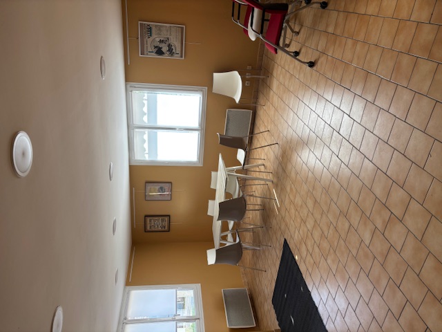 Saisissez une opportunité unique de louer un espace professionnel de 120 m², neuf ou très bien entretenu, idéalement conçu pour l'activité d'une TPE/PME, une profession libérale ou une activité de services nécessitant de la visibilité et une modularité immédiate.

Disponible immédiatement !

🎯 Caractéristiques Clés (120 m² au total) :
Accueil / Espace Client	50 m²
Bureau Privatif	25 m²
Salle de Réunion	25 m²
Remise / Stockage	10 m²
Sanitaires	10 m²

💰 Conditions Locatives :
Loyer Mensuel : 900 € HT (Hors Taxes).
Charges : Non incluses (à la charge du locataire).
Type de Bail : 3/6/9, précaire

Disponibilité : Immédiate.

Ne perdez pas de temps, ce type de local est rare !

Contactez-nous rapidement pour organiser une visite.

Louis Rathier van Heekeren