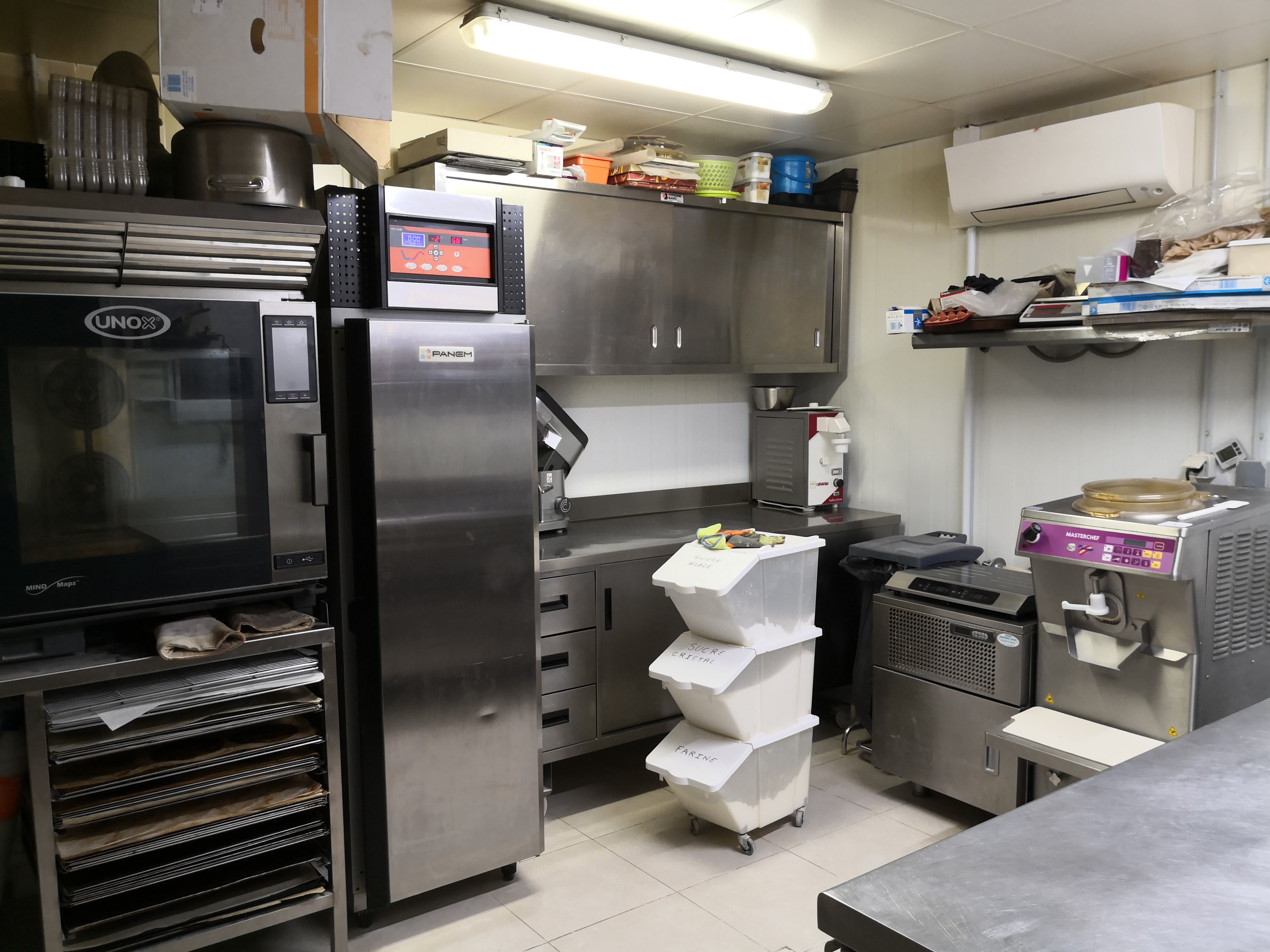 affaire à saisir dans ville très dynamique du Haut Jura, proche de la Suisse, Boulangerie, Pâtisserie, Snacking idéalement situé sur axe de passage et disposant d'un important parking privé. Locaux spacieux et très bien équipés. CA 2024 > 630K€  Couple de professionnels (M. Pâtissier et Mme vendeuse) accompagnés d'une équipe de 3 boulangers, une vendeuse temps plein et une vendeuse 24h/mois.