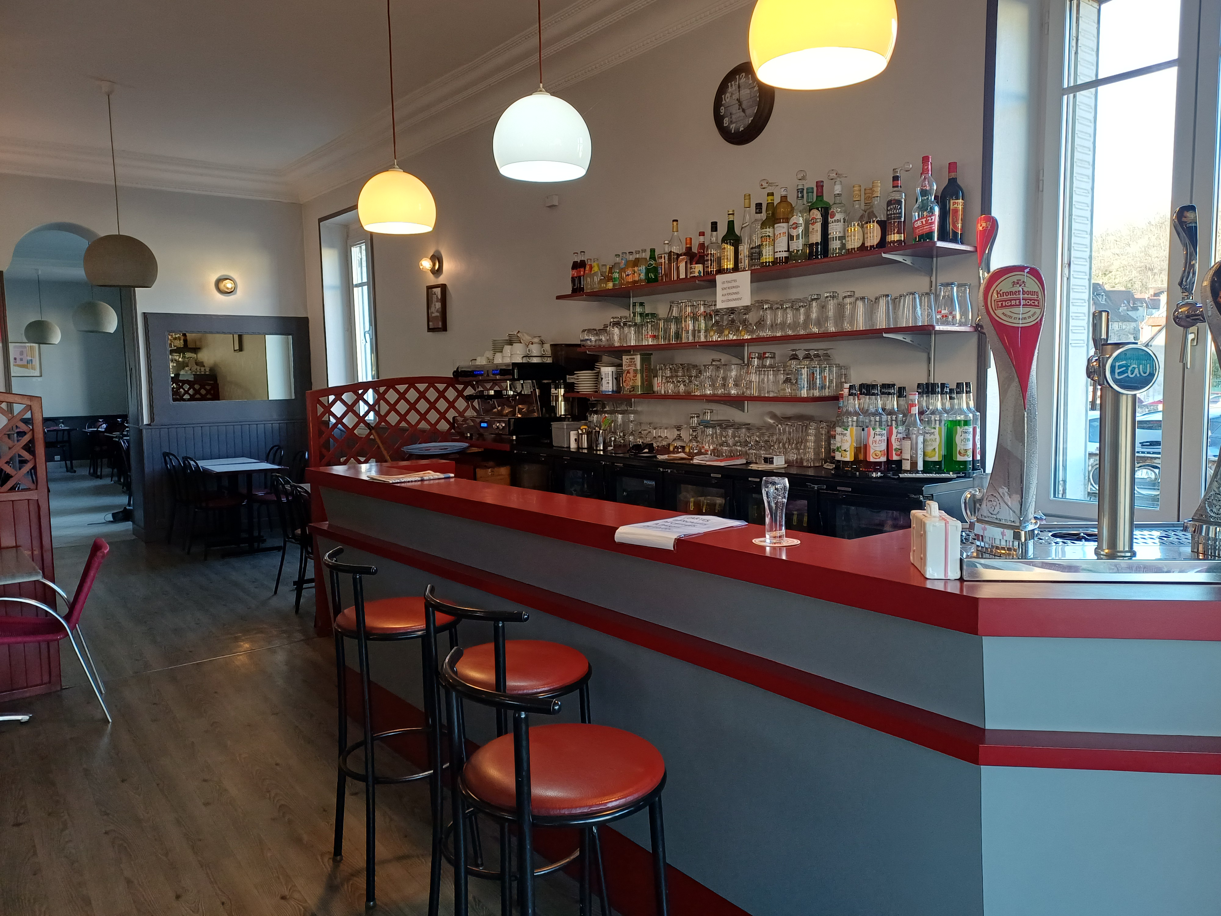 A reprendre dans le centre-ville touristique et vivant d'Aubusson, capitale internationale de la tapisserie, proche du Parc Naturel Régional de Millevaches en Limousin.
Situé entre Limoges et Clermont-Ferrand à Aubusson, une ville animée et vivante, avec ses 140 commerces.
Ce bar-restaurant recherche un ou des repreneurs suite à un futur départ à la retraite. Ce restaurant est idéalement situé sur un axe très fréquenté. Son emplacement garantit un flux constant de clientèle à la fois locale grâce aux administrations et entreprises locales mais aussi touristique grâce à la proximité de la Cité internationale de la tapisserie qui attire chaque année 50 000 visiteurs.
Ce commerce pouvant servir une cinquantaine de couverts est idéal pour un couple suhaitant reprendre et développer des activités de bar-restauration, snacking et profiter d'un cadre de vie préservé. 
Salle de bar de 50 m²
Salle de restaurant de 50 m²
Terrasse agréable, ensoleillée de matin de 18 places
Cave de 50 m²
Places de stationnement à proximité
Cuisine équipée
Licence IV
Les +
Affaire clé en main
Emplacement stratégique sur un axe passant
Proximité des parkings gratuits
Régime spécial d'exonérations fiscales et sociales (zone FRR)
Loyer 679€

Cadre de vie : 
Ici, vous trouverez un cadre de vie agréable avec de nombreux services de qualité (centre hospitalier, crèche, de l’école maternelle au lycée+BTS, centre de loisirs, cinéma, maison des sports et de la danse, Scène Nationale, centre Aqualudique,…) et une vie culturelle et sociale dense grâce à de nombreuses associations qui animent le territoire. Aubusson bénéficie de la proximité des grands espaces et lacs du Parc Naturel Régional de Millevaches, propice aux activités sportives comme la randonnée à pied, à cheval et VTT.

Vous ne serez pas seul.e.s dans vos démarches
●	1  accompagnement et conseils par les cédants
●	1 accompagnement à la reprise de l’activité (business plan, statut juridique, formations, obligations légales, conseils au développement, orientations sur les dispositifs d’aides financières) par la développeuse économique de Creuse Grand Sud

●	1 accompagnement personnalisé à l’installation pour vous et votre famille (emploi du conjoint, logement, écoles, services, activités sportives et culturelles…)