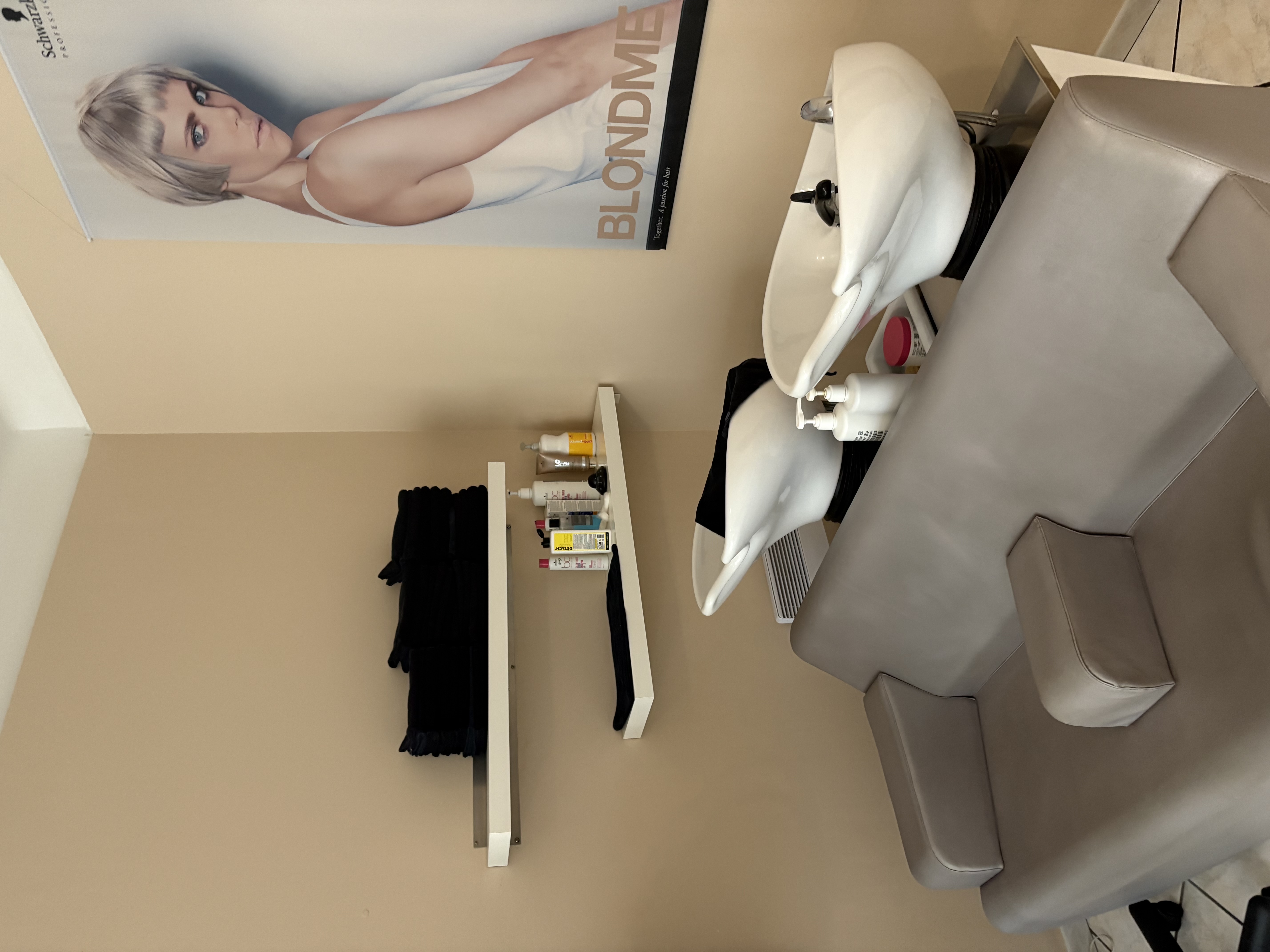 Fond de commerce salon de coiffure,dans  un charmant village Gardois, le salon fait 30 m2 avec arrière boutique de 10 m2. 3 postes de coiffage, 2 bacs de lavage, tout équipé , prêt pour travailler, clientèle très fidèle depuis 20 ans , affaire saine bon ÇA aucun employé