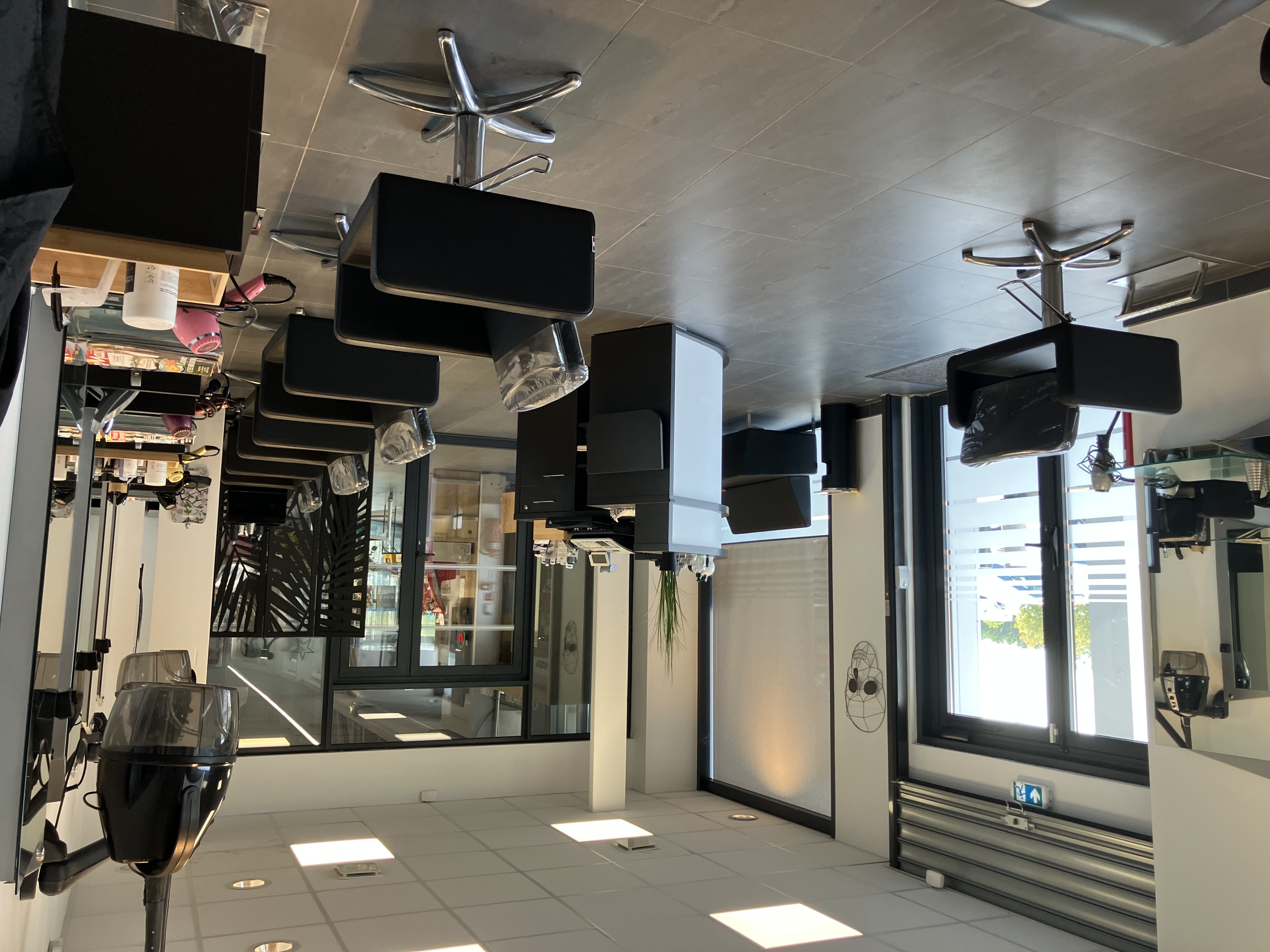 Créé en 2005,ce salon de coiffure bénéficie d’un emplacement privilégié au sein d’un centre commercial, l’assurant une excellente visibilité et un flux régulier de clientèle. Présent depuis plus de 20 ans, il a su développer une clientèle fidèle et une activité stable.Entièrement réaménager en 2019, le salon propose un cadre contemporain, lumineux, et parfaitement entretenu. Aucun investissement n’est à prévoir permettant une reprise immédiate dans les meilleures conditions. Surface commerciale 44 m² ,surface totale 70 m2 , 3 bacs dont 1PMR, 5            postes de coiffage, aucun salarié à reprendre chiffre d’affaires annuel HT  142 000 €, loyer mensuel 570 €HT . Cette affaire constitue une excellente opportunité pour un professionnel souhaitant s’installer dans un salon, rentable, bénéficiant d’un emplacement de qualité, d’un faible loyer ,d’une clientèle fidèle. Son potentiel de développement et son excellent état général en un investissement particulièrement attractif.