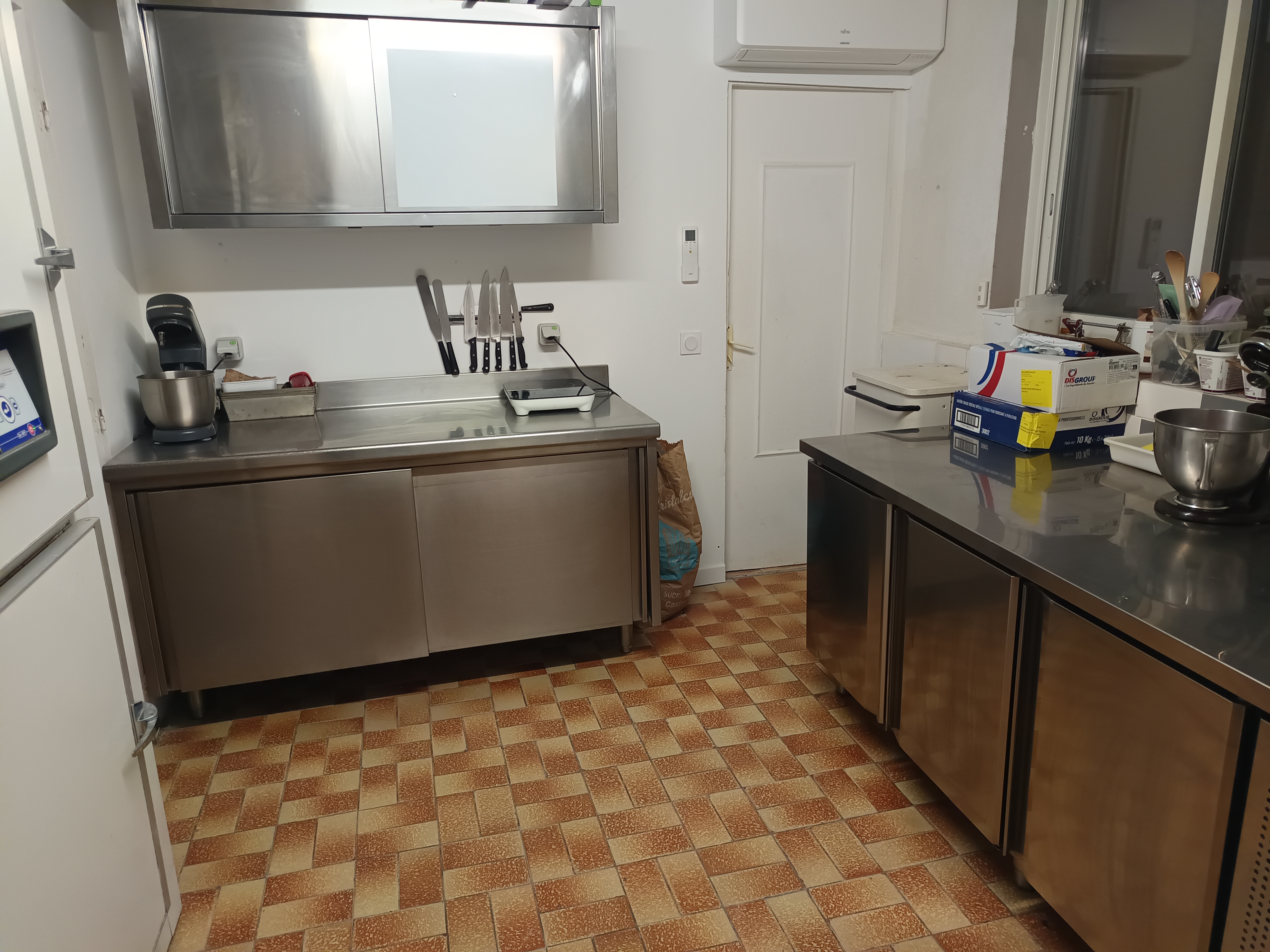 Vend fond de commerce dans un village dynamique situé à saint Laurent de la Vernede à 15 minutes d'Uzès, 
Aucune concurrence a proximité

La boulangerie ce compose d'un magasin de 31 m2 rénové en février 2025  il comprend une vitrine négative a gâteaux et une vitrine a boissons, dune vitrine sèche et positive.
D'un fournil de 40 m2 avec comme équipement  une diviseuse, une façonneuse, un pétrin, un batteur, une chambre de pousse, un laminoir  et d’un four tous en très bonne état et d'un labo pâtissier 15 m2  loyer de 800 euro

Appartement situé au dessus de la boulangerie (cuisine salle à manger, 2 chambres, une salle de bain) loyer de 300E 
CA en consente évolution
Idéale pour première installation en couple 
Pour plus de renseignement veuillez nous contacter
Curieux s'abstenir