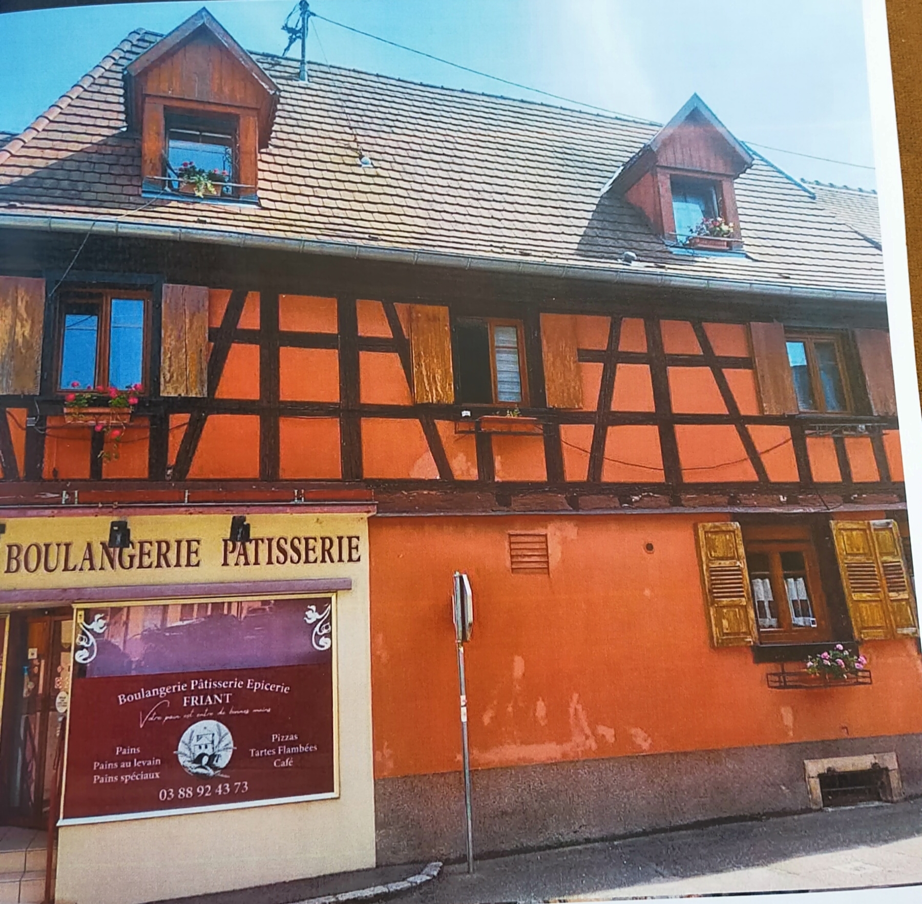 Cause retraite dans environ deux ans je mets en vente ma Boulangerie Pâtisserie petite Epicerie et vente à emporter de pizzas et tartes flambées
Vente de l'ensemble murs et fond de commerce car logement au dessus du magasin et du fournil dans un appartement quasi neuf et possibilité de mettre en location une partie soit tout un étage 
Prix des murs 375 OOO euros et prix du fond de commerce 38 OOO euros