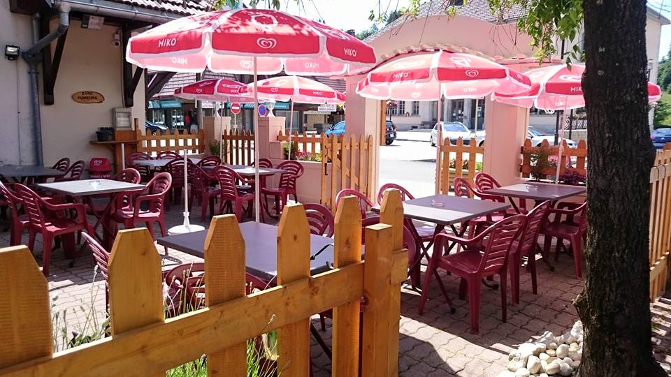 Dans la commune des Hôpitaux-Neufs, restaurant 120 couverts, dont 40 en terrase privative.
Excellent emplacement pour ce fond de commerce, situé au centre de la commune, très bon chiffre d'affaire.
Matériel récent, et clientèle assurée.
Affaire à saisir. A 10 Minutes de la frontière Suisse et 5 Minutes des piste de ski  région touristique été et hiver.