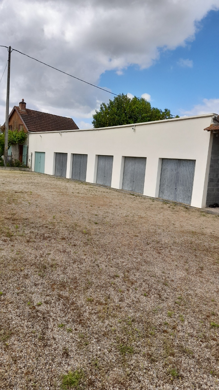 Située à proximité du charmant village classé de Charroux, cette propriété commerciale dispose d'une licence IV et s'étend sur plus de 3 500 m² de terrain entièrement clos, aménagé et fleuri.

Le bien comprend :
Bâtiment principal de 200 m² sur deux étages avec sous-sol, composé de :
RDC : 3 salles, grande cuisine, local privé, terrasse ombragée 70 m²
Étage : 8 chambres, dont 2 communicantes et 1 suite. Toutes équipées de sanitaires privés.
Sécurité : 11 portes coupe-feu à l'étage, SSI (système de sécurité incendie) sur l’ensemble du bâtiment
Annexe :
Maisonnette de 50 m² sur deux niveaux
6 garages individuels fermés
Un hangar ouvert pour 5 places

Informations complémentaires :
Ensemble entièrement rénové entre 2012 et 2020 et meublé
Idéal pour un projet de gîte, chambres d’hôtes, table d’hôtes, ou arrêt de camping-car

Extension possible :
Une parcelle attenante de deux hectares est aménagée en parc paysager, avec :
Plus de 200 arbres plantés (principalement fruitiers et ornementaux)
Une bassine de 80 m³
Un petit bois 

Vous êtes professionnel de l'hôtellerie restauration et cette opportunité vous a séduit ? Envoyez votre candidature à Léa GLANOWSKI, chargée d’accompagnement commerces de proximité – glanowski.l@ccspsl.fr ou 06 25 07 99 26 - merci de bien préciser la commune ainsi que le type de bien qui vous intéresse.