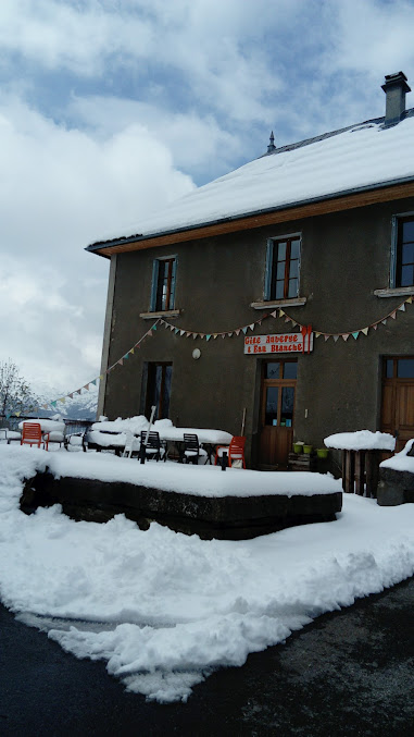 Exploitation Auberge et gîtes de montagne à reprendre : 1 auberge et 2 gîtes.
Situation : Village de Villard Reymond 38520, altitude 1650m, massif de l’Oisans, Parc National des Ecrins.
Période : 3 ans à compter du 1er mai 2025
Descriptif : 
• Auberge Gîte de l’Eau Blanche, salle restaurant de 100m2, cuisine professionnelle, grande terrasse aménagée et vue panoramique exceptionnelle, hébergement pour 16 personnes (2 chambres et un dortoir).
• Gîtes du Grand Renaud et de Prégentil : 2 gîtes bien équipés pour accueillir chacun, 4 à 6 personnes dans une ambiance montagne chaleureuse et confortable.

Vous trouverez le lien de la convention ci-joint : https://www.villard-reymond.fr/82-766-79-annonces-gite-eau-blanche-contrat-annuel-saisonnier.html