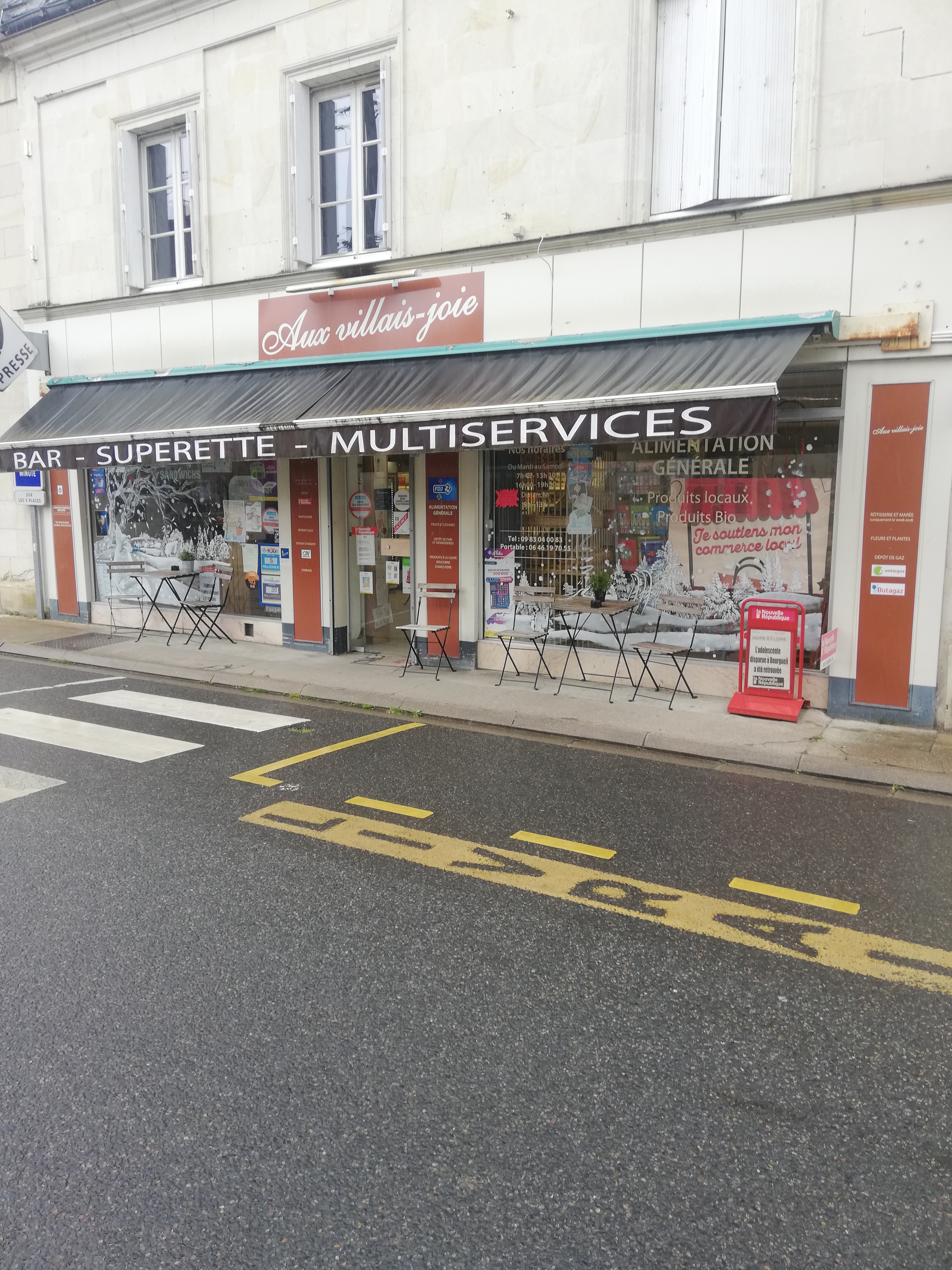 vend fond de commerce bar superette multiservices dans village atypique (village vannerie) au coeur de la touraine
bel emplacement ,clientele fidele
appartement et jardinerie associes
49000 EUROS