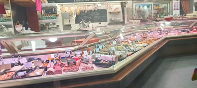 Commerce historique de Prayssac, la maison VAYSSE a été fondé dans le centre-bourg de Prayssac en 1965. L’établissement propose des produits de qualité, pour la majorité sourcée localement, les plats cuisinés et la charcuterie sont faits maison, dans le respect de la tradition. 
Aujourd’hui la boucherie est gérée par le couple de gérants. Il y aurait possibilité de recruter un salarié et un apprenti en plus.
La boucherie dispose d’un magasin spacieux de 75m², entièrement rénové en 2002, ainsi que des espaces de travail réhabilité en 2014, y compris un laboratoire de découpe, un local de production, des chambres froides et un séchoir. Le laboratoire est entièrement équipé avec du matériel entretenu régulièrement et en très bon état. 
Véritable commerce de destination dans la région et moteur pour l’activité du centre-bourg de Prayssac, la boucherie a un rayonnement local, régional, voire national, avec une clientèle fidèle et bien établie. Son chiffre d’affaires annuel est de 700K€ en moyenne sur les 5 dernières années. 
Loyer : 800 €/mois