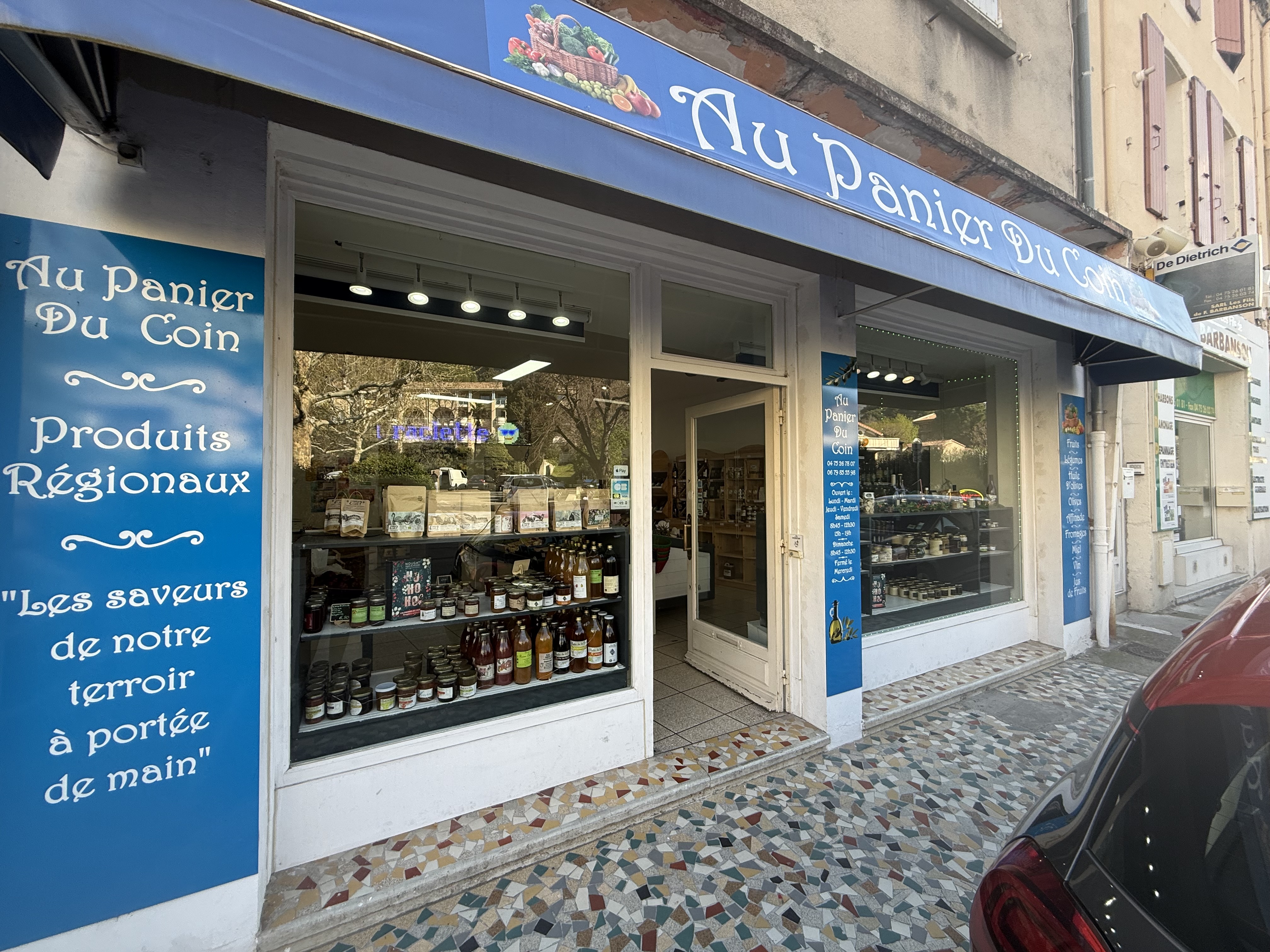 Bonjour 
Je vends mon épicerie fine avec produits locaux , fruits et légumes, charcuteries et fromages .
J ai développé les planches apéritives, les plateaux raclette , planches fruits ect…
Concept qui peut encore être développé.
Je suis à Nyons en Drôme provençale ville tranquille avec école privée ou public de la maternelle au lycée.
Le magasin fait 46m2 plus une réserve , toilettes et bureau et une grande chambre froide.
Matériel récent, rien à prévoir.
Magasin climatisé. Parking face au magasin gratuit. 
Clientèle fidèle.
Je sers aussi les restaurants en fruits et légumes.
Le magasin est vendu avec un Renault trafic frigorifique L2H1 entretien à jour.
Ce véhicule peut être dissocié à la vente.
Je reste à votre disposition.
Isabelle