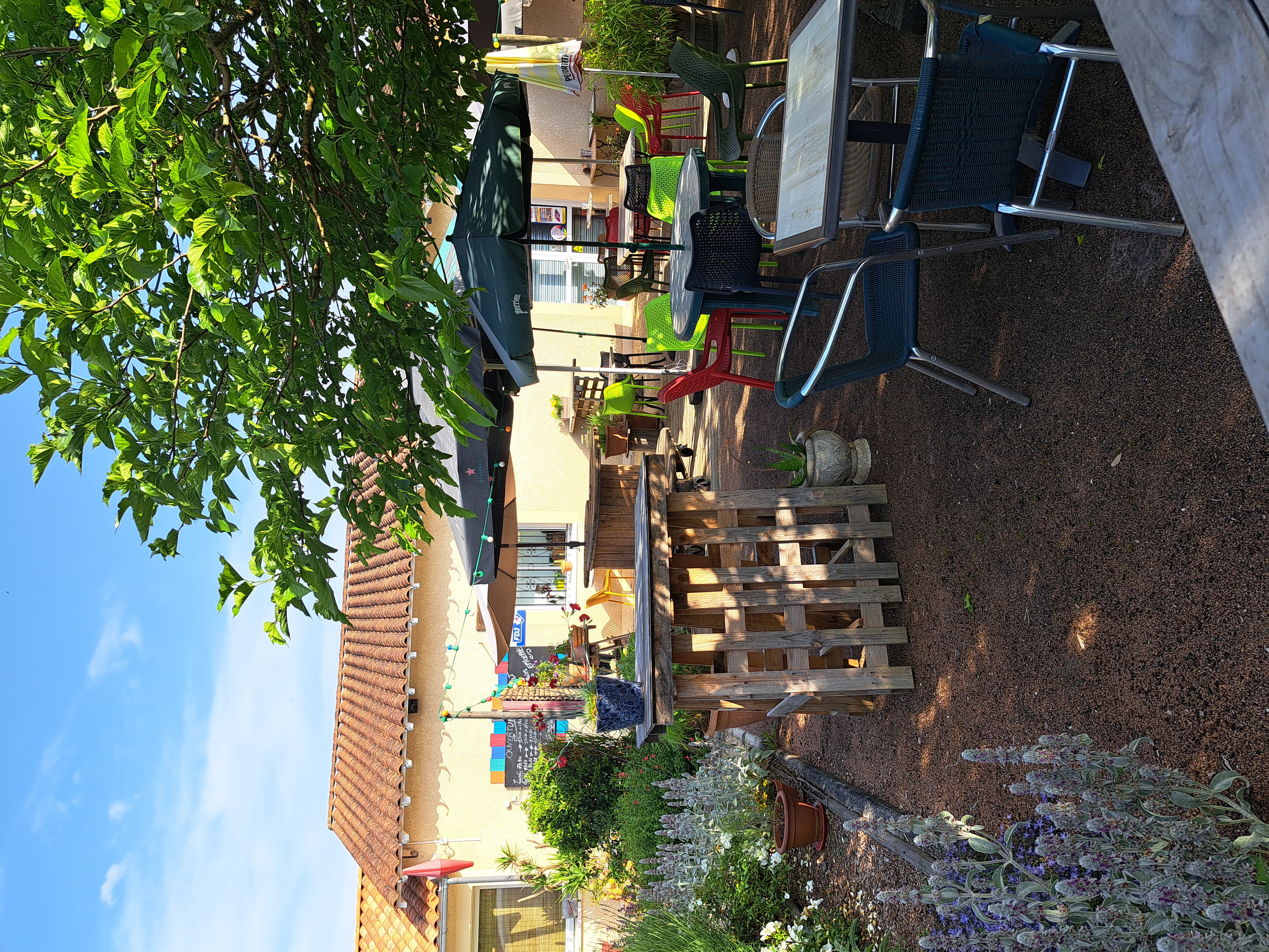 Situé dans un petit village de Dordogne. 
Très belle affaire avec un potentiel de développement