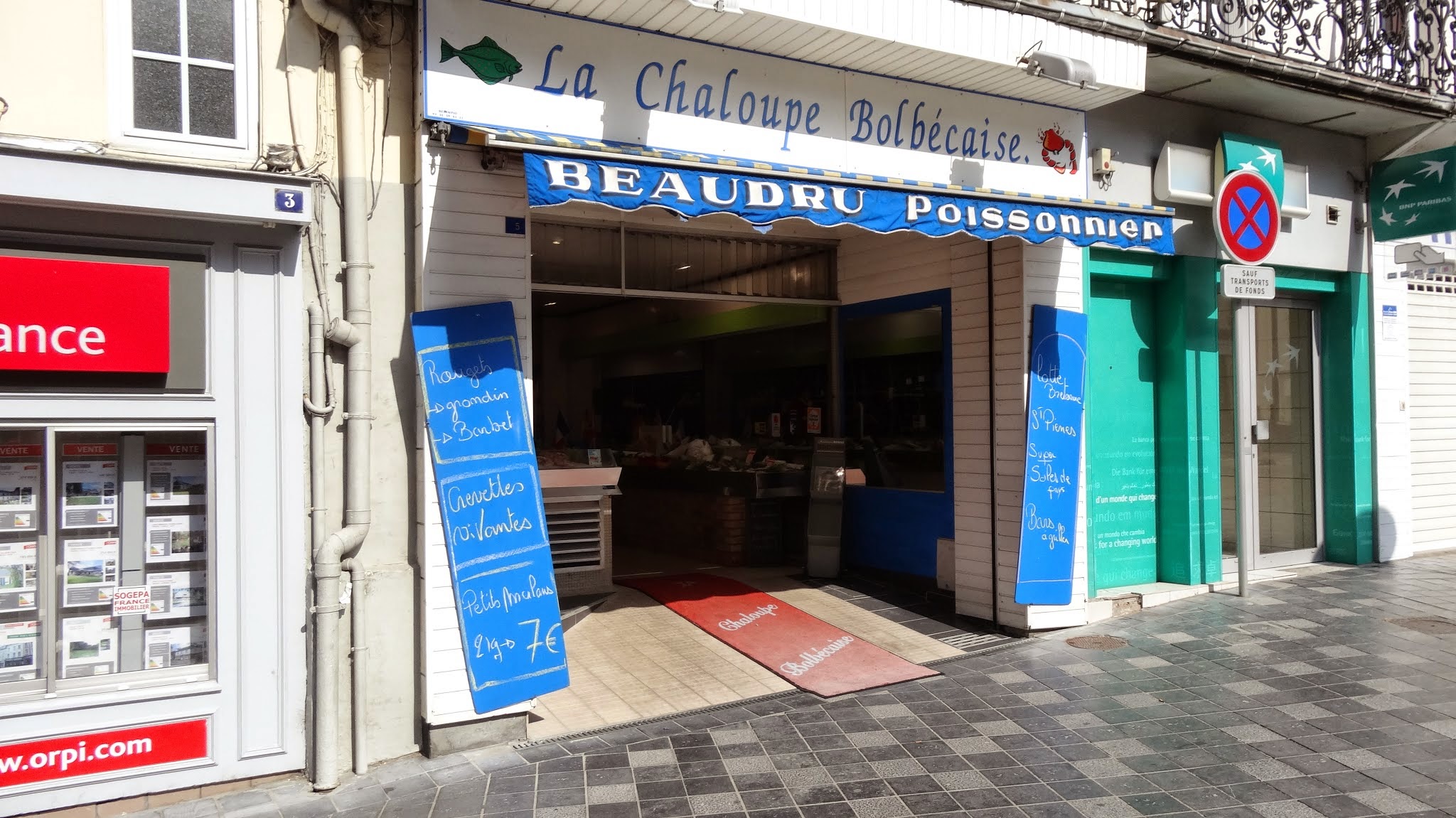 La Chaloupe Bolbécaise
POISSONNERIE - FRUITS de MER & CRUSTACÉS en centre ville de Bolbec

Magasin avec joli linéaire (environ 20 mètres).
À proximité de nombreux commerçants et artisans : boucher, fruitier/fromager, deux boulangers, torréfacteur...

La facilité de stationnement est appréciée par la clientèle.
Parking en face du magasin.

Secteur peu concurrentiel - seule poissonnerie de Caux Seine agglo (50K habitants)
Fait partie des commerces moteurs de Bolbec
Activité traiteur de la mer plébiscitée par la clientèle - potentiel de développement pour le repreneur

Fermé dimanche & lundi + 6 semaines de congés.
2 salariés en poste à temps plein - un départ en retraite à la vente du commerce

Surface de vente : 60m2
Garage attenant de 60m2 pour 3 véhicules
Chambre froide : 25m3 revêtement mural refait à neuf

CA et EBE disponibles sur demande