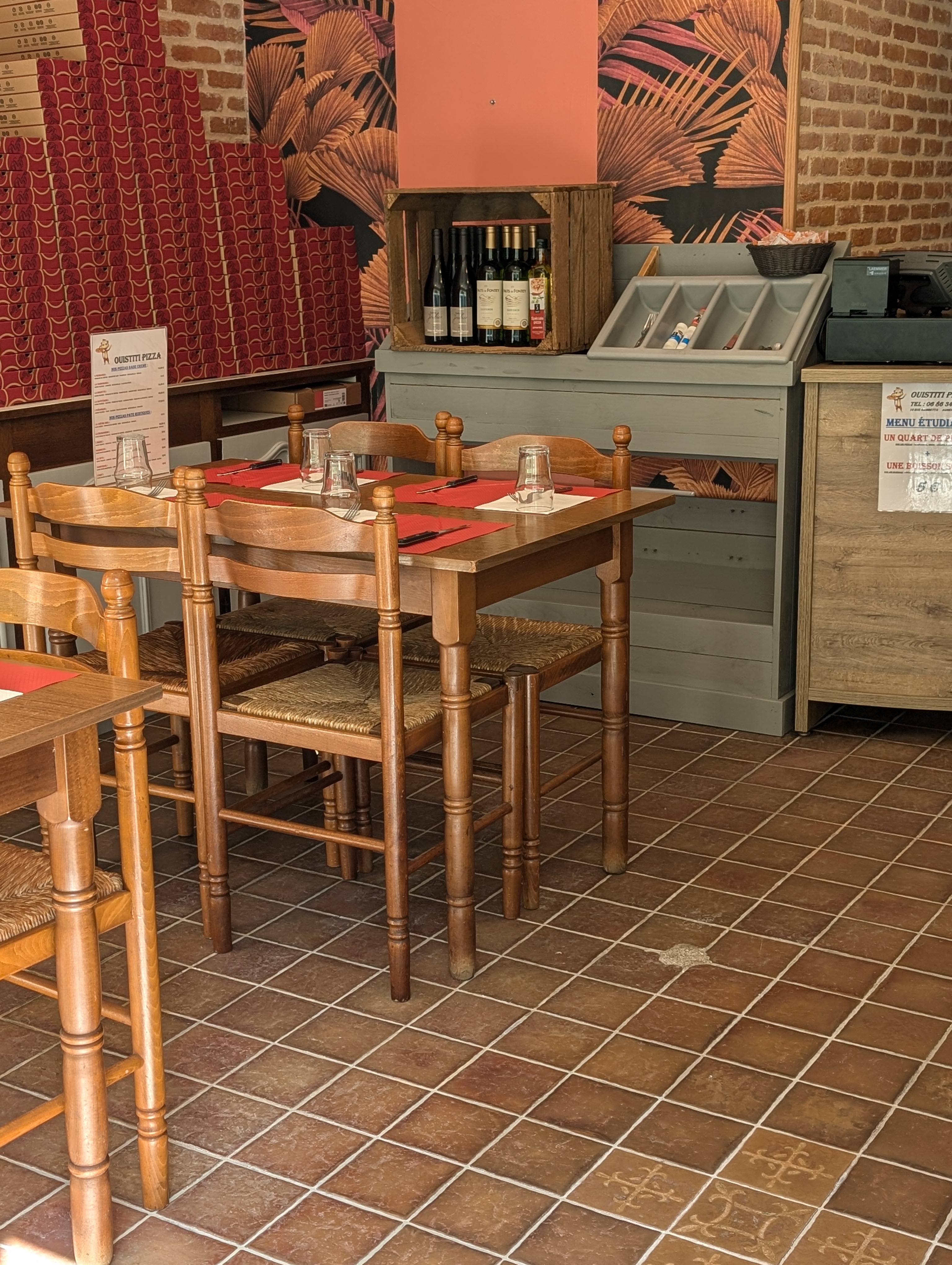 Cause double emploi,
Vends fond de commerce type restauration rapide
Très bon rendement, l'établissement bénéficie d'un emplacement privilégié, rue passante avec des commerces.
Pas d'investissement à prévoir.
Matériels : four, frigo, congélateur, tables inox, vaisselles, tables et chaises, tireuse à bière, machine à café, etc...
Tout le nécessaire pour travailler.
Idéal pour jeune qui veut démarrer une activité professionnelle.
Accompagnement et présentation à la clientèle.
Loyer : 500,00 euro par mois
pas de logement
pas sérieux s'abstenir
Ne répond pas aux mails
Pas d'agence immobilière