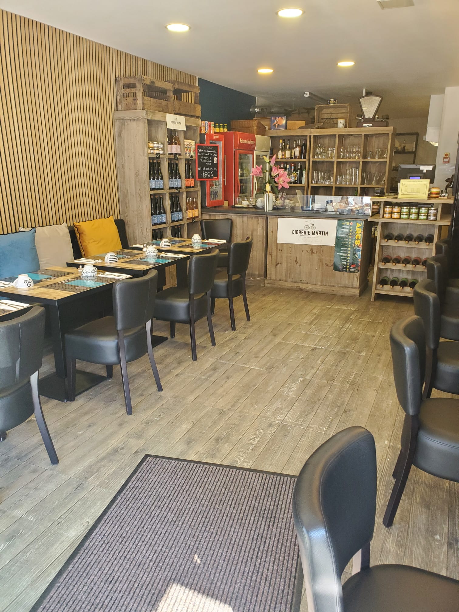 Crêperie à vendre

Proximité de Lorient et quelques minutes de la côte. 24 couverts + vente à emporter 
Axe principal, salle et mobilier récents, pas de salarié, idéal première affaire.