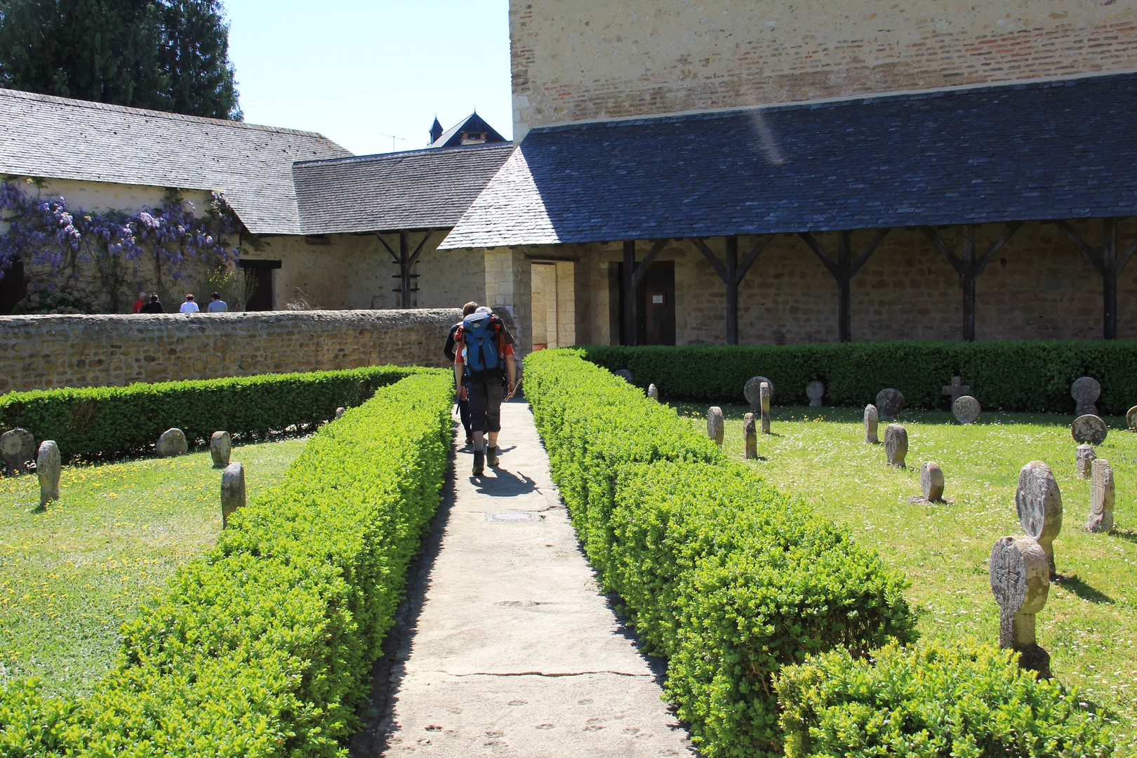 Le Département des Pyrénées-Atlantiques lance une opportunité unique de redynamisation pour la Commanderie de Lacommande.

Ce site historique prestigieux cherche des porteurs de projets innovants et économiquement viables pour créer un véritable lieu de vie et de rayonnement au cœur du Béarn.

L’objectif est d’insuffler une nouvelle dynamique autour de trois axes majeurs : une offre de restauration qualitative mettant en avant l’identité locale, une valorisation patrimoniale ambitieuse et un développement touristique structurant.

Que vous soyez une entreprise, une association ou un groupement, vous êtes invités à proposer un concept intégré alliant scénarisation, interprétation ludique et loisirs culturels. C’est une occasion rare de s’implanter dans un monument classé tout en participant activement à l’attractivité oenotouristique du territoire.

Surfaces du bien :

Ensemble immobilier d'environ 323 m² comprenant une commanderie sur trois niveaux et une annexe de plain-pied sur parc.
- Au RDC : trois espaces (une salle de 27,80 m², une salle de 49,32m² et une salle de 16,80m²)
- Au 1er étage : trois espaces (une salle de 27,80m², une mezzanine de 34,94m², une salle de 17,54m²)
- Au 2e étage : trois espaces (une salle de 27,80m², une salle de 49,32m² et une salle de17,54 m²)

Localisation :

La Commanderie se situe dans la charmante commune de Lacommande, au coeur des Pyrénées-Atlantiques. Idéalement positionné au centre du célèbre vignoble du Jurançon, le site bénéficie d'un environnement naturel et viticole privilégié entre le Béarn et le Pays Basque.
L'accessibilité est facilitée par la proximité des axes routiers reliant les pôles urbains majeurs du département. Son emplacement stratégique au sein des réseaux oenotouristiques en fait une étape incontournable pour les visiteurs locaux et internationaux, offrant une visibilité optimale pour tout projet à vocation touristique ou culturelle ancré dans le terroir.

Conditions d'acquisition :

Loyer annuel à définir selon le modèle économique proposé (Appel à projets).
https://le64.fr/appel-projets-de-la-commanderie-de-lacommande

Caractéristiques / Atouts :

- Ce site patrimonial d'exception est classé Monument Historique, garantissant un cadre de caractère unique et une architecture préservée.
- Le complexe offre des espaces propices à l'aménagement d'un centre d'interprétation ludique, de salles de restauration thématiques ou d'espaces de loisirs culturels.
- Les infrastructures permettent d'envisager des projets de scénarisation modernes respectant l'authenticité du bâti.

Le dossier complet de l'appel à projets est disponible en téléchargement via le lien direct fourni. 

Il est précisé que les visites du site sont possibles sur demande et uniquement sur rendez-vous pour permettre aux candidats d'appréhender le potentiel de restauration et d'aménagement du domaine.