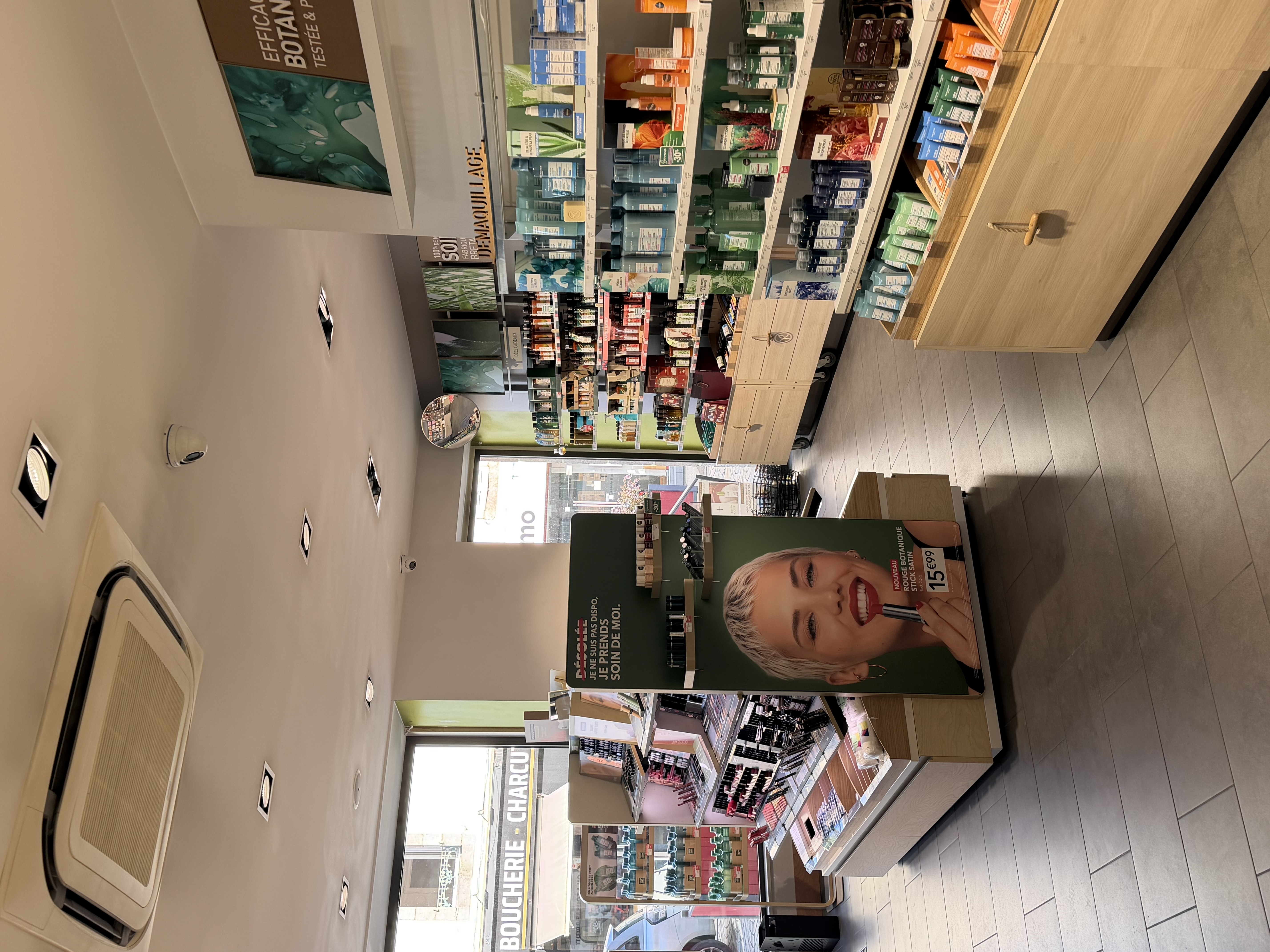 Yves Rocher, vous connaissez ... ?

Le descriptif : Yves Rocher recherche un(e) Partenaire, en Franchise pour piloter le magasin de Carhaix & son Institut de beauté. Ce mode d’exploitation vous permet de devenir un(e) véritable chef d’entreprise, un(e) commerçant(e) indépendant(e).En qualité de Franchisé(e), votre société bénéficie du savoir-faire de l’enseigne et exploite son fonds de commerce, conformément à l’image de marque Yves Rocher et dans le respect des normes du réseau. Dans une logique de partenariat, chacune des parties s’engage pour une durée minimum de 7 ans.

Parlez-nous de vous !

Vous avez une forte expérience dans le retail ?
Vous partagez nos valeurs de marque ?
Envie de piloter un ou peut-être plusieurs centres de profit, tout en capitalisant sur le fonds de commerce ?
Manager des équipes ?
Mettre en pratique vos connaissances en gestion d’entreprise ?
Vous n’êtes pas diplômé en Esthétique ? Rassurez-vous, ceci n’est pas un prérequis.
Vous disposez d’un apport personnel financier (sans emprunt) entre 60 000€ et 80 000€.
Rejoindre l’aventure Yves Rocher, c’est… Et si on vous disait qu’il est possible d’entreprendre aux côtés de la marque préférée des Français ?P arce que oui, nous sommes à la recherche de futures pépites qui reprendront nos boutiques et institut. Être Partenaire Yves Rocher, c’est faire partie d’un réseau de personnes passionnées et positives, qui ont à coeur de faire rayonner la beauté et le bien-être de notre clientèle, tout en protégeant la biodiversité.

Cette annonce vous parle ? Vous pensez correspondre au profil recherché ? Sautez le pas et écrivez-nous !

Un droit d’entrée d’un montant de 10 000 € est requis (compris dans le montant global de l’affaire).

Si votre profil correspond aux critères recherchés, un premier entretien pourra être organisé avec la franchisée actuelle, cédante des parts. Dans un second temps, votre candidature sera soumise à validation par le franchiseur Yves Rocher.