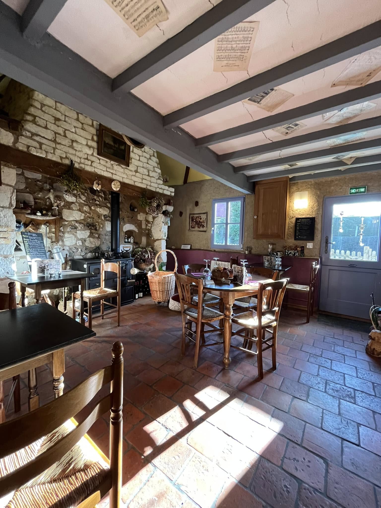 charmant village du ternois
mur e🚨Restaurant à la vente 🚨
📍Charmant village du Ternois 
➡️ murs et fonds à la vente ‼️
➡️ surface de salle 📏 84 m2 habitables (60 places) 
➡️ surface technique et cuisine 🧑‍🍳 35 m2 
➡️ PMR - ERP ✅
➡️ terrasse 😎28 places 
➡️ licence IV 🍷🍻
➡️ 350.000€ CA 💰
➡️ bâtiment annexe pour espace traiteur 🔪
➡️ 🅿️ 20 places 
✅ pas de travaux 🚧 ❌✅
✅ bon chiffre 📈
✅ charme et authenticité 🌾🏠🧮
✅ esprit champêtre 
✅ idéal 
✅ matériel neuf et fonctionnel 👌🏻🍳🔪
✅ Perspective de développement 📊
Prix murs et fonds : 415.000€ honoraires inclus. t fond a la vente