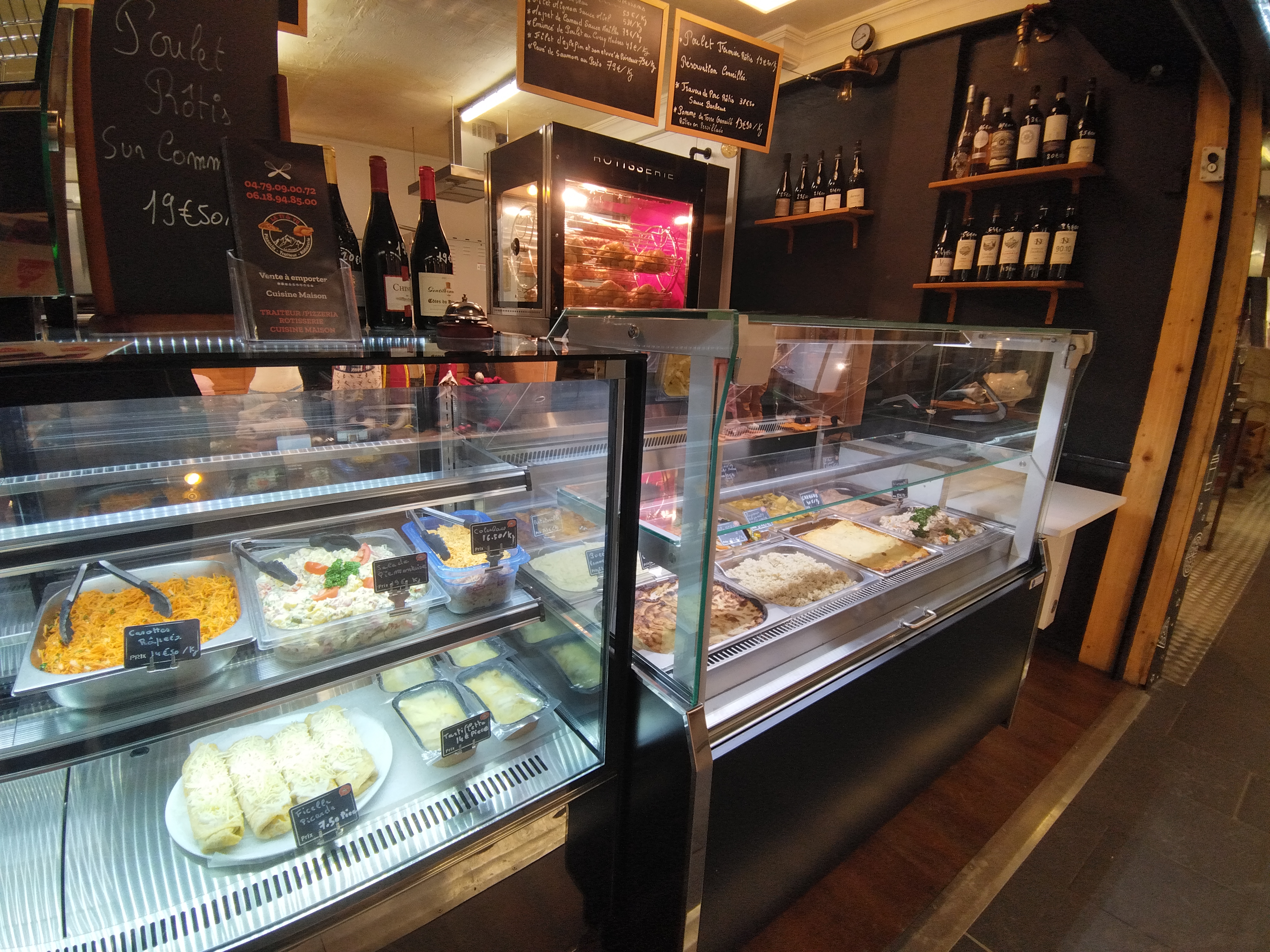 vends Pizzeria/ traiteur/snack 
idéalement situé dans la galerie commerciale de Plagne centre 

station internationale a forte fréquentation

Excellente réputation  depuis des années (voir note internet) pour cette pizzeria 

Activité traiteur crée en saison 23/24 qui  répond a une attente forte de la clientèle de Plagne centre et village, chalet alentour 

Poste snack crée saison 24/25 qui a bien démarré pour une 1 ere année

Affaire sure et qui demande encore du développement

CA en progression constante