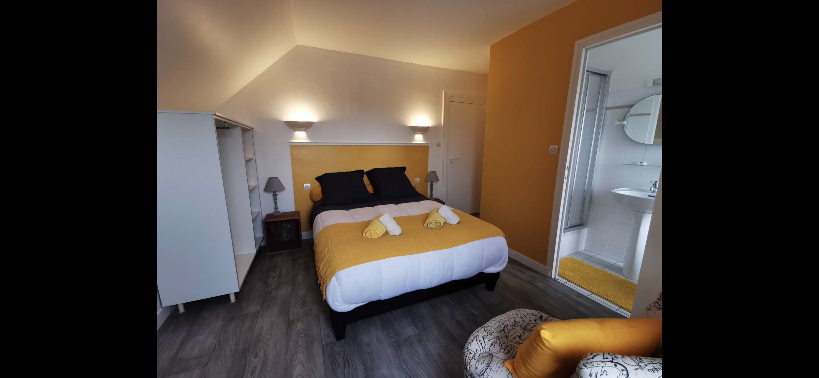 Nous vous proposons à la vente un fonds de commerce de crêperie, pizzeria et bar (Licence IV) avec chambres d’hôtes
idéalement situé à quelques mètres de la mer, dans une station balnéaire du Finistère. Cet établissement bénéficie d’une localisation privilégiée, à proximité immédiate d’une enseigne commerciale très fréquentée, assurant un flux constant de visiteurs. L’affaire, récemment rénovée, est clé en main grâce à des travaux récents et du matériel de haute qualité. 64 places intérieur et 16 en terrasse 
. À l’étage, 5 chambres d’hôtes dont 2 familiales, chacune équipée de toilettes et salle de bain privées, complètent l’activité. 
Gestion chambres par Channel manager
Grand parking devant l’établissement. Pas de contrat brasseur à reprendre. Grand potentiel de développement est à noter pour la partie bar (Licence IV),peu exploitée puisque l’activité actuelle est concentrée sur les services du midi et du soir uniquement.le Chiffre d’affaires est en constante progression depuis sa création
Le bâtiment a connu une très importante rénovation intérieur extérieur
Un entretien de très bonne facture aucun travaux à prévoir pour les années à venir
Beaucoup de travaux sous décennale
De nombreuses possibilités s’offre aux repreneurs
Fonds de commerce 350 000€
ou murs et fonds possible