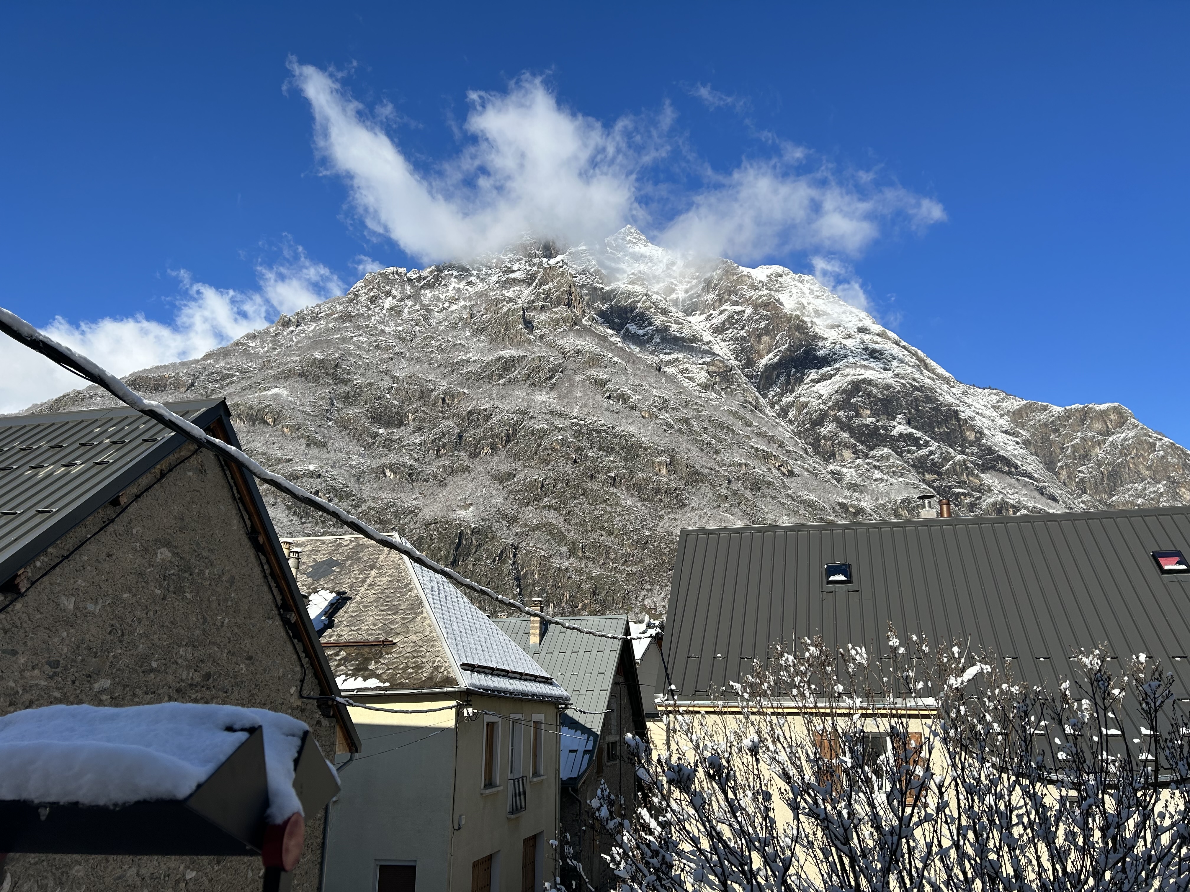 Petite boucherie située à Entraigues dans le magnifique parc des écrins. Boucherie ouverte depuis 24ans ! Une boulangerie, la poste , et un bar restaurant ouvert à l’année.un camping à 400 mètres des commerces et mairie . Un coiffeur,Une école au centre du village, pas de concurrence à moins de 15km!