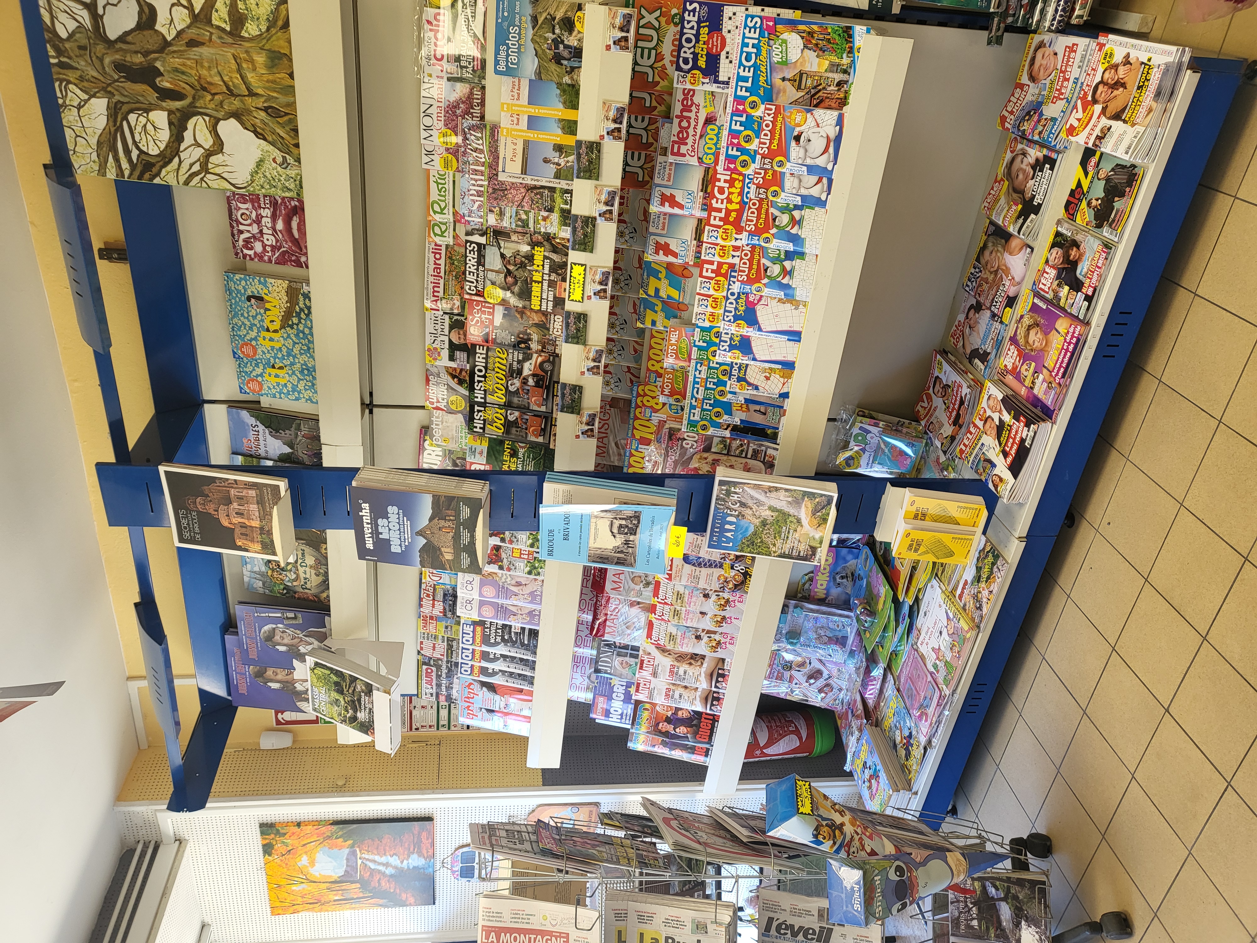 Fonds de commerce à vendre dans le très joli village médiéval d'Auzon : Auzon se trouve dans le département de Haute-Loire, au cœur de la région Auvergne-Rhône-Alpes. Rattachée à l’intercommunalité CC Auzon Communauté, la commune s’étend sur une superficie de 17 km² et abrite 858 habitants.  
Ce tabac, presse jeux, livres, salon de thé (en terrasse), bimbeloterie... est à reprendre et à développer au gré des envies. Il est exploité depuis 2021 par la commerçante, et se situe à l'entrée du village, sur un très bon emplacement, face à un grand parking gratuit totalement rénové.
Dans un local de 20m², au loyer raisonnable (250 € mensuel)  l'exploitante a installé tous les aménagements et le mobilier nécessaires aux activités commerciales qu'elle développe.
La clientèle vient à la fois du village et des villages environnants. Une clientèle touristique vient en été, attirée par les activités nature et par la découverte du très beau patrimoine de ce village labellisé "petite cité de caractère". Des animations se tiennent au printemps et en été (braderie, fête médiévale) qui attirent des curieux dans le village.
Activité pouvant convenir à un couple en recherche d'un revenu complémentaire.
Prix du fonds de commerce : 20 000 € - Stock : entre 1500 et 5000 € en fonction de la saison.
Contact : Sandrine MARINIER - Tél : 04 71 77 26 29