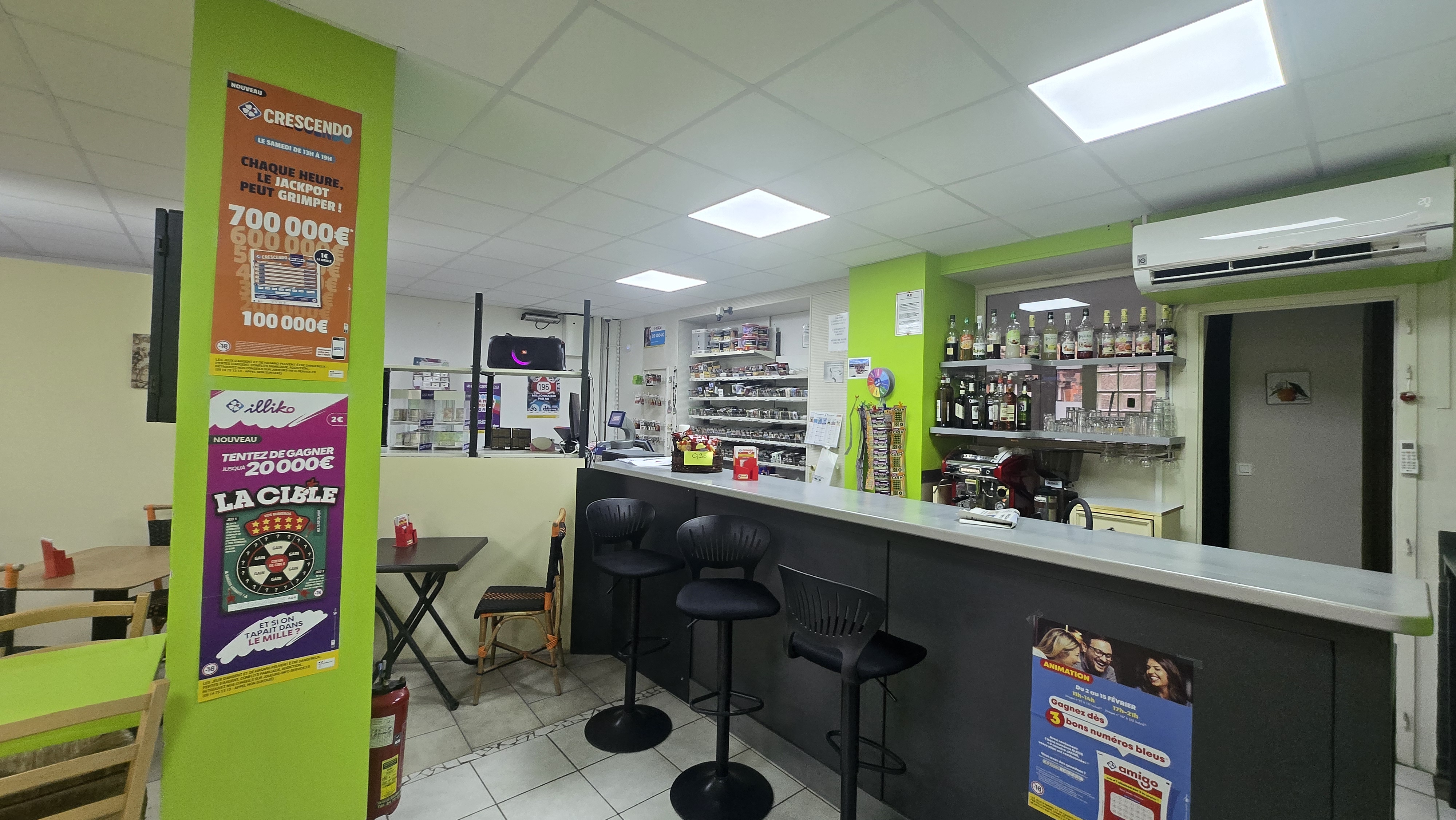 Tabac , Fdj , bar , bimbeloterie 
Idéal pour une personne.
Possibilité de developper du snacking...ou autre
Loyer mensuel 450€.

Possibilité de racheté tout le batiment qui comporte 3 appartements et le commerce ( tous loués ) rentabilité supérieur a 7%  prix sur place si intéréssé

Village d environ 950 habitants , avec commerce de.proximité boulangerie , superette, auberge, ecole, . Nombreuses associations