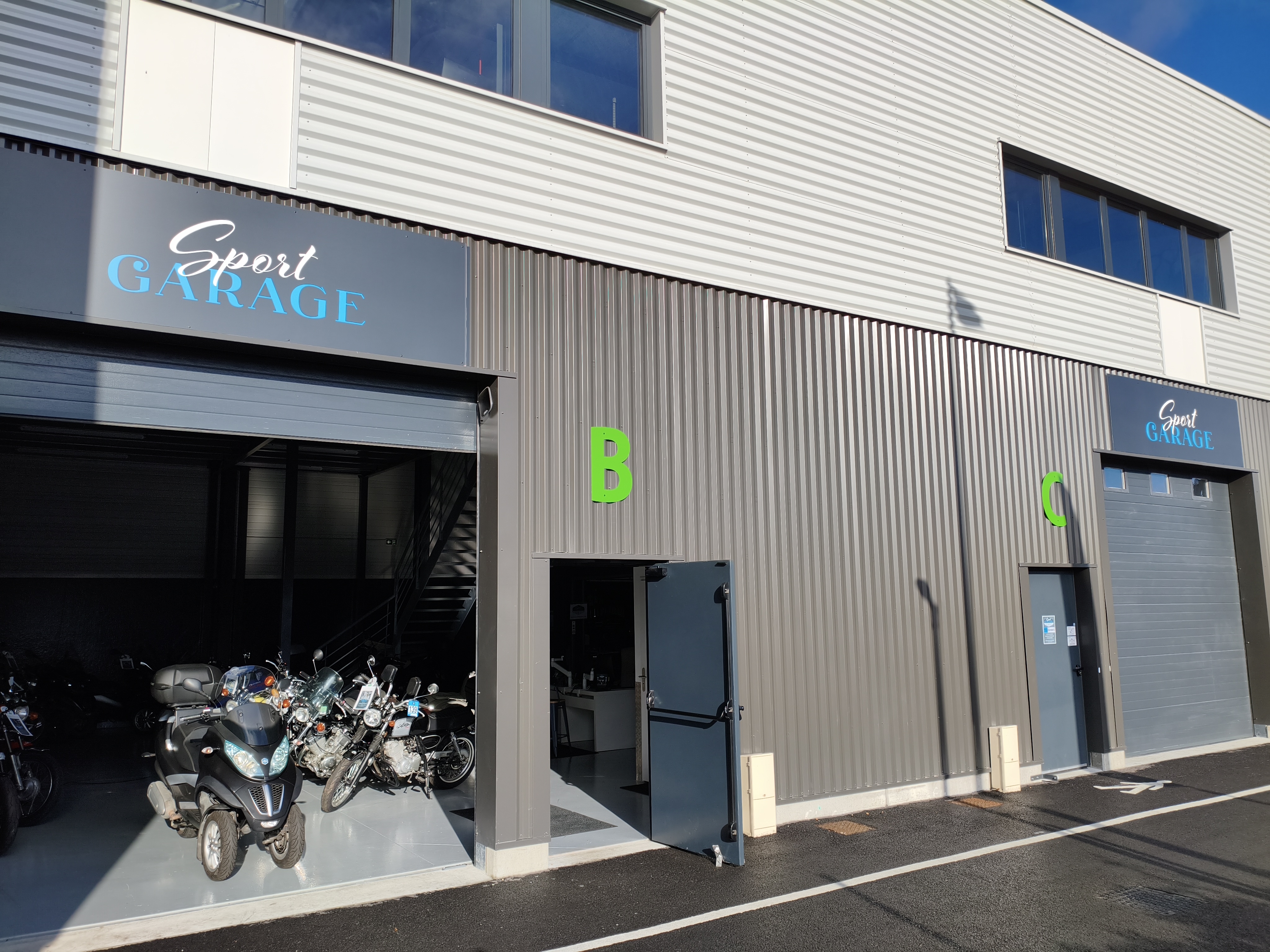 À céder, fonds de commerce d’un garage moto en pleine activité, bénéficiant d’un emplacement stratégique et d’une structure parfaitement adaptée aux métiers du deux-roues.

Garage clé en main et immédiatement opérationnel. L'équipe est actuellement constituer d'un responsable, d'un mécanicien qualifié et d'un apprenti.

Surfaces :

🔧 Surfaces total ~ 350 m²
• Surface RDC : Accueil / Dépôt-vente / Atelier  : ~ 200 m²
• Surface 1er étage : Atelier / Stockage : ~150  m²

Équipements de l'atelier :
• 1 élévateur.
• 2 tables élévatrices.
• Compresseur.
• Démonte-pneus automatique avec bras d’assistance.
• Équilibreuse.
• Extracteur de fumée professionnel.
• Nombreuses pièces et équipements atelier.

Activités actuellement exploitées :
• Mécanique et entretien moto
• Dépôt-vente moto

Local idéal pour :
Garage moto, préparateur, spécialisation (custom, restauration, etc.).

💶 Loyer : 4450 € ttc

📑 Prix du fond de commerce : 80.000€

Dossier de présentation et photos complémentaires disponible après premier contact sérieux.
Curieux s'abstenir.