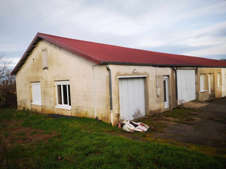 Description : 
Saint Martin d'Estreaux est un petit bourg centre rayonnant sur plusieurs villages environnants de la Loire et de l'Allier. La commune dispose de nombreux commerces et services (supérette, boulangerie, boucherie-charcuterie, bar-restaurant, tabac-presse, agence bancaire, salon de coiffure, pharmacie, cabinet médical, école, marché hebdomadaire, ...) et d'une vie associative active.

Locaux : 
Locaux (135 m² environ) à usage de laboratoire (utilisé par une activité alimentaire antérieurement) ou d'atelier comprenant un garage (55 m²), un sas, un couloir, des sanitaires, un espace lavabo/plonge et l'ancien laboratoire/atelier (43 m²). Pas de chauffage.

Prix : 
Loyer : 250 € par mois 

Aides financières : 
Accompagnement personnalisé des porteurs de projets par les services de Roannais Agglomération. Possibilité d'accompagnement du conjoint. Aides à l'investissement (30 %) Région et Roannais Agglomération. Prêts d'honneur et garantie de prêts en lien avec Initiative Loire et Loire Active.