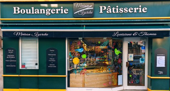 À transmettre, boulangerie-pâtisserie familiale située au cœur de Villevocance (Ardèche Verte), village dynamique d'environ 1 200 habitants, avec commerces, services de proximité et marché hebdomadaire chaque vendredi.

Idéalement implantée sur la route du Puy, elle bénéficie d'une clientèle fidèle, locale et touristique.

L'établissement offre un laboratoire spacieux, lumineux et fonctionnel, un véritable confort de travail, ainsi qu'un jardinet et une terrasse privatifs, des atouts appréciables au quotidien.

Chiffre d'affaires : 267 000 €
Prix de vente : 160 000 €
Loyer : 1 000 € / mois

Belle opportunité pour un artisan ou un couple souhaitant reprendre une affaire saine avec un réel potentiel de développement, dans un cadre de vie agréable.

📩 Dossier complet, photos et renseignements complémentaires sur demande.